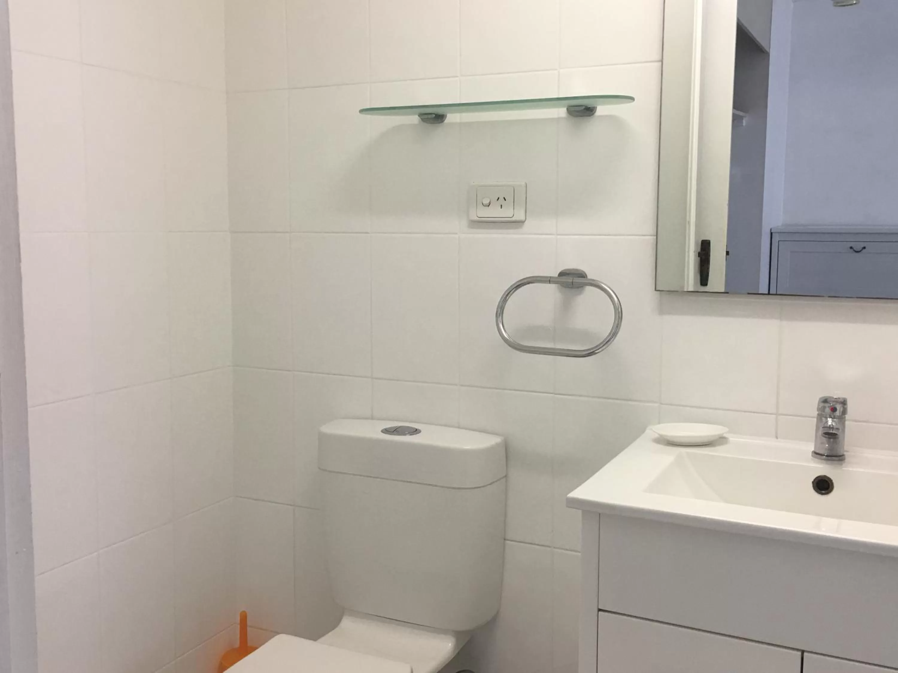 Toilet in Merrima Court Holidays