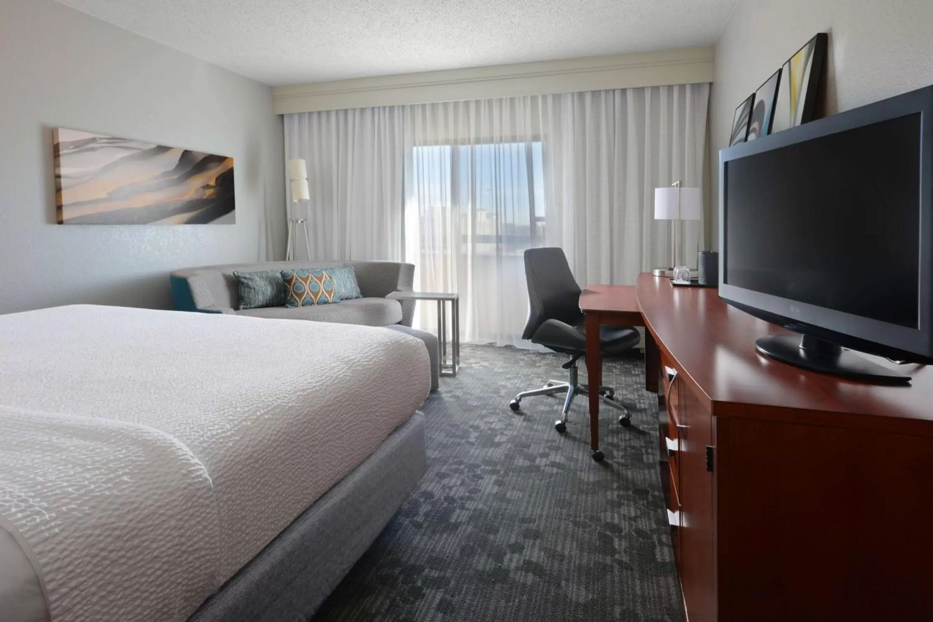 Bedroom, TV/Entertainment Center in Sonesta Select Dallas Central Expressway