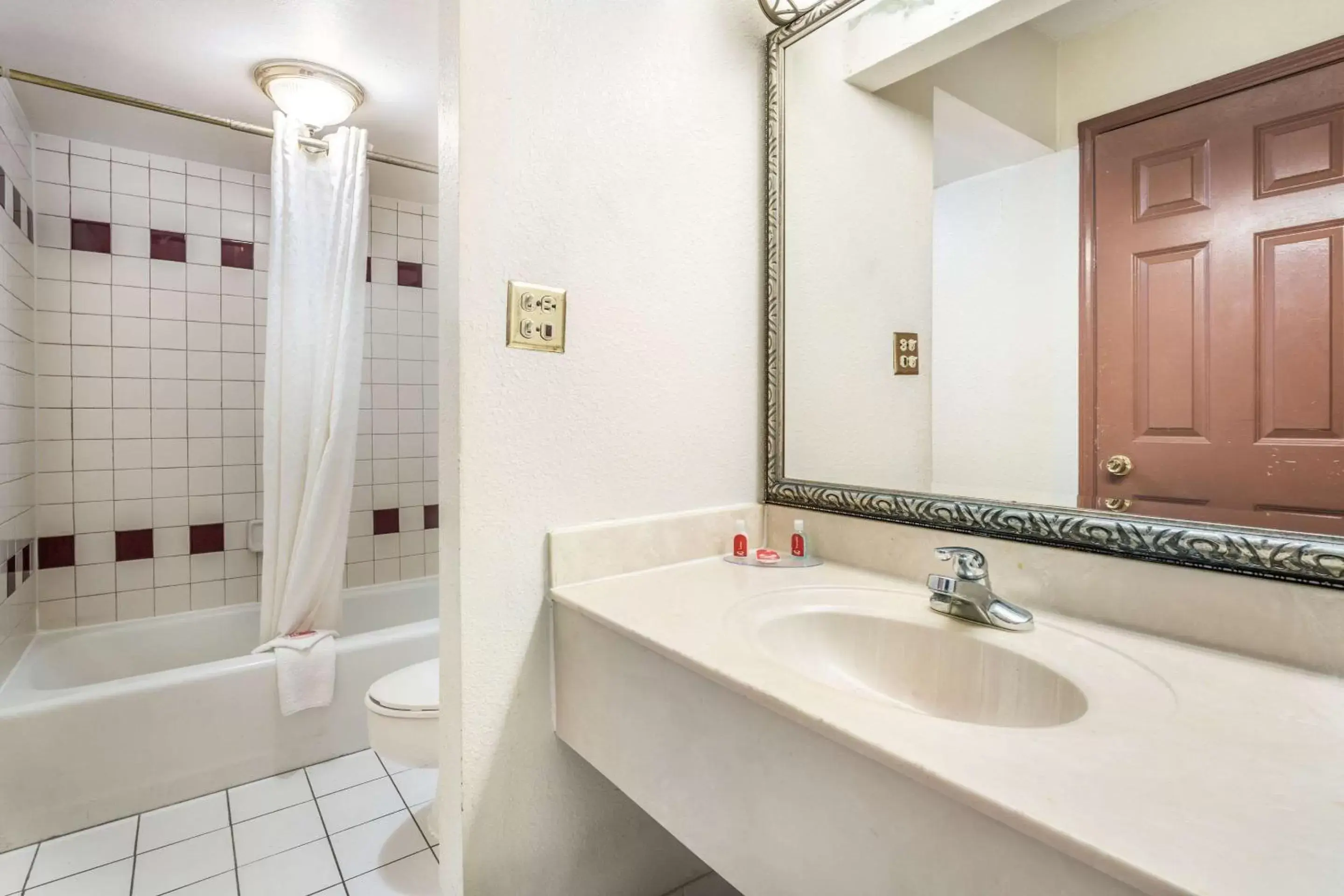 Photo of the whole room, Bathroom in Econo Lodge Inn & Suites Macon