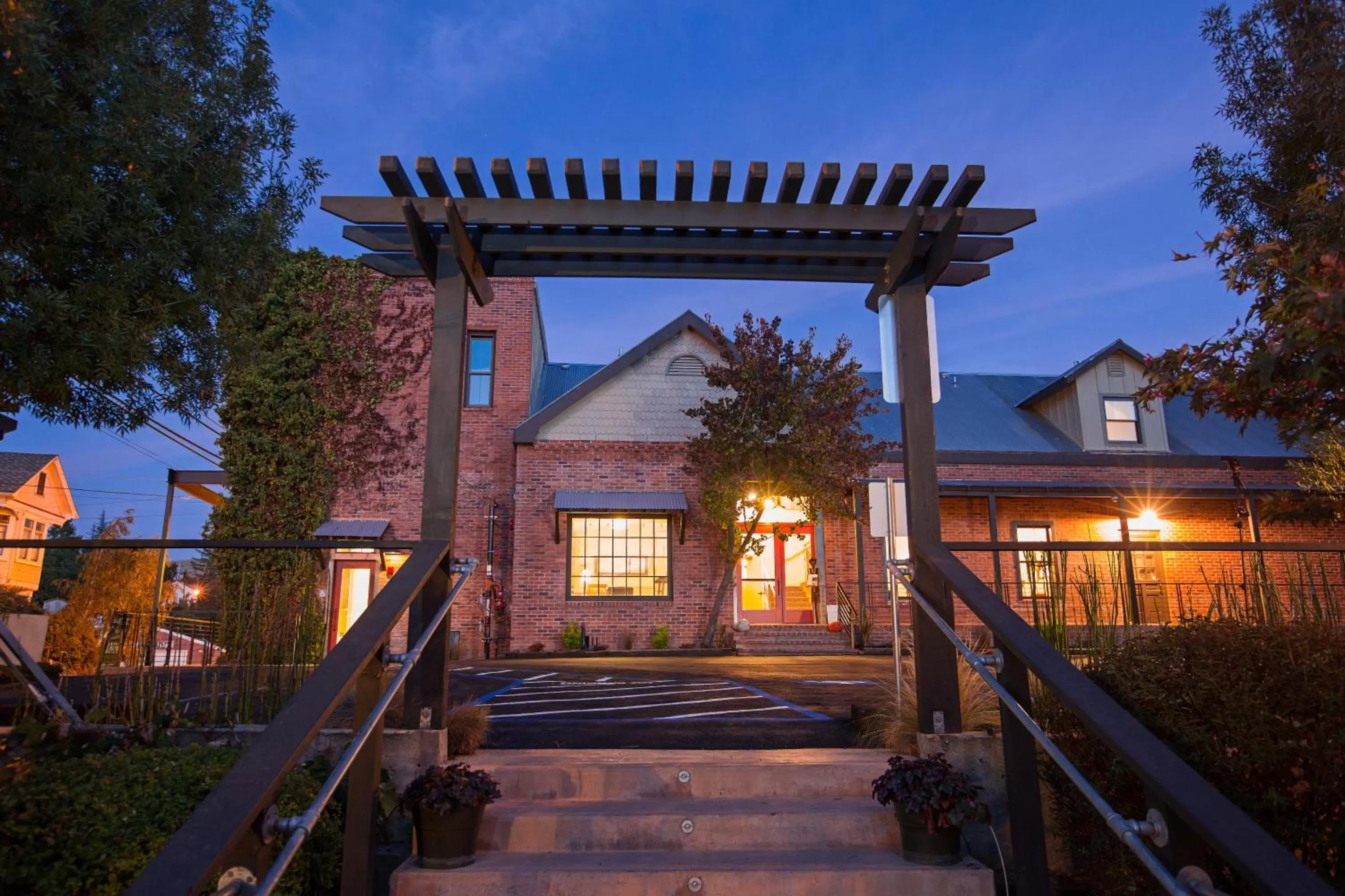 Facade/entrance in Hanford House Inn