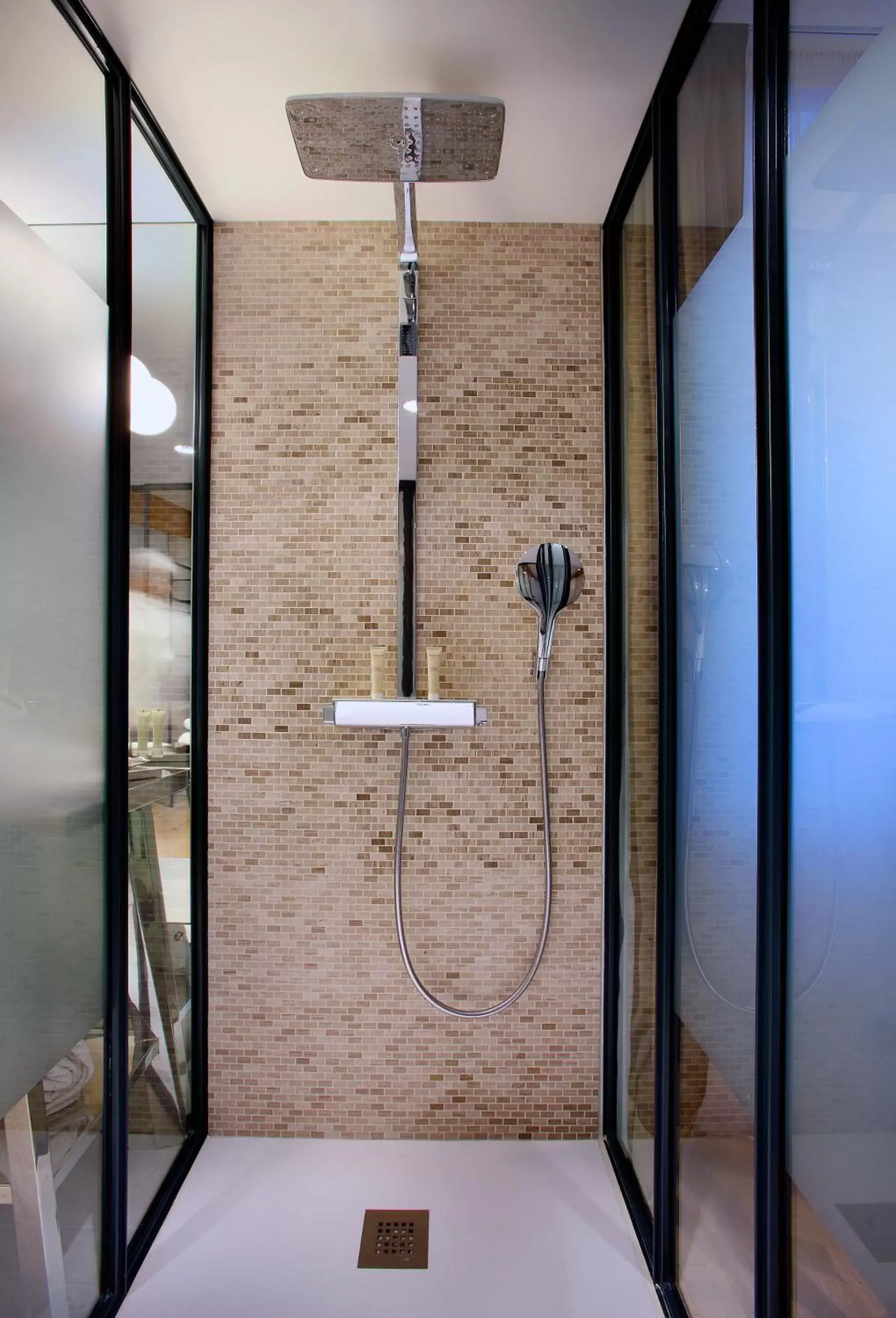 Shower, Bathroom in Petit Hôtel Confidentiel