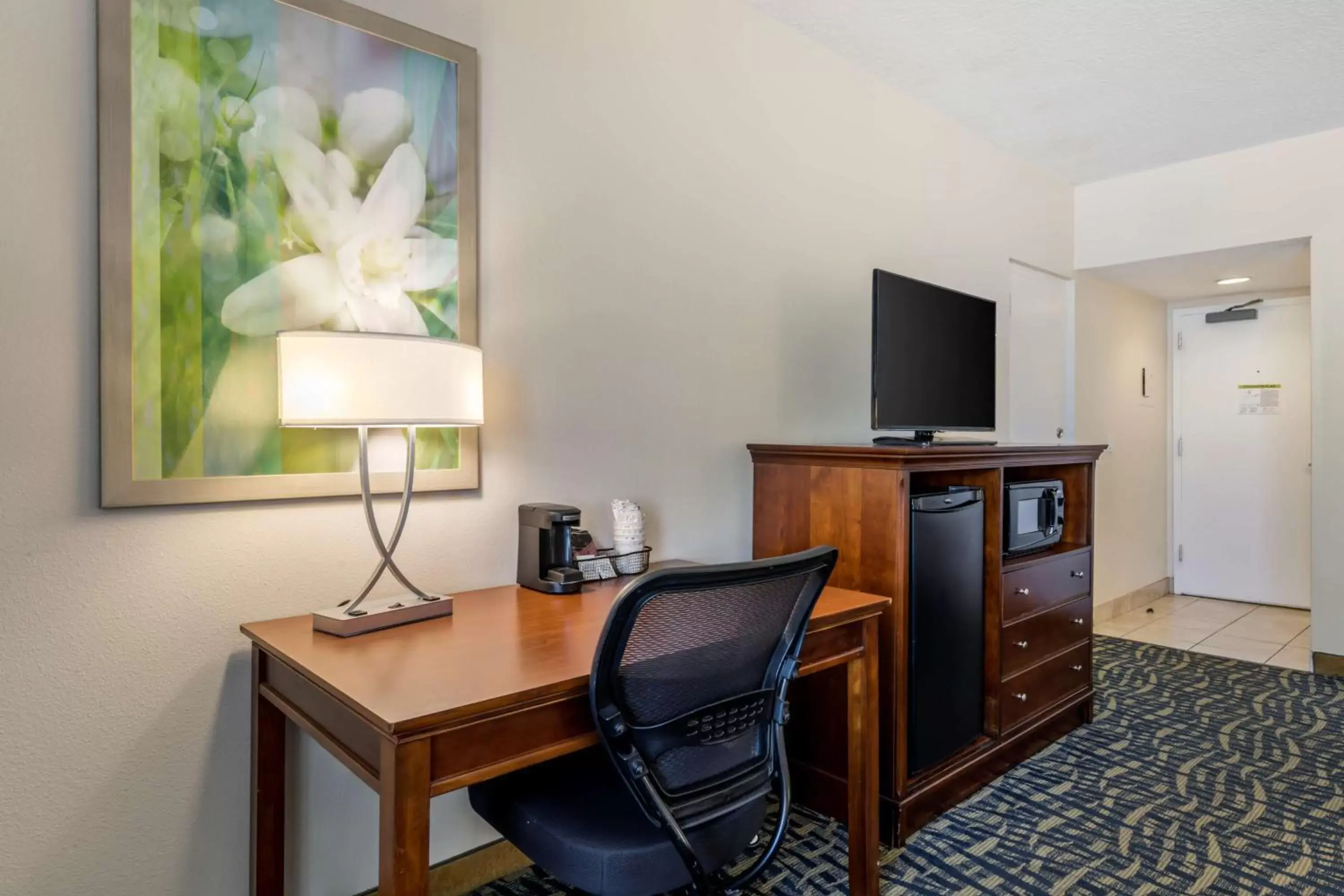 Bedroom, TV/Entertainment Center in Best Western Cocoa Beach Hotel & Suites