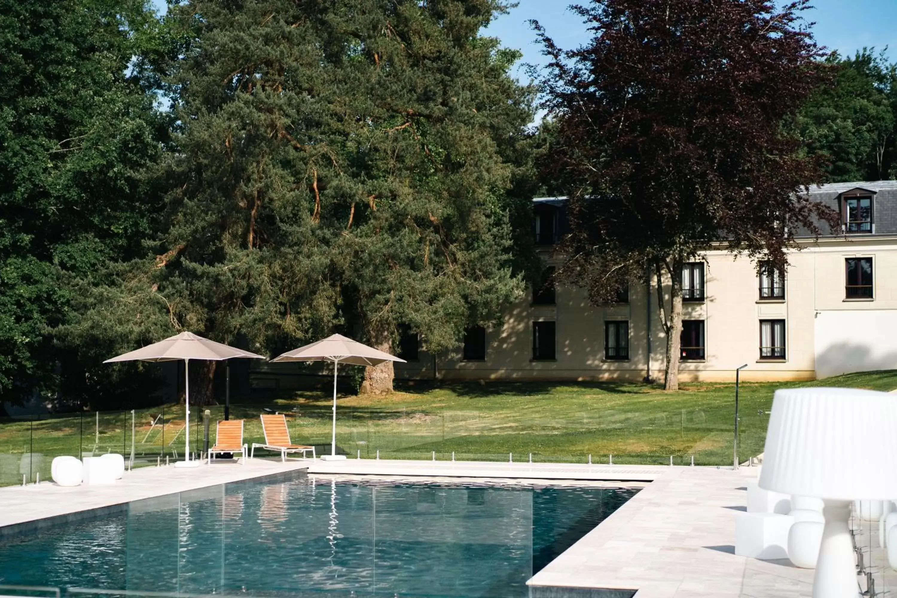Property building, Swimming Pool in Novotel Domaine de Maffliers