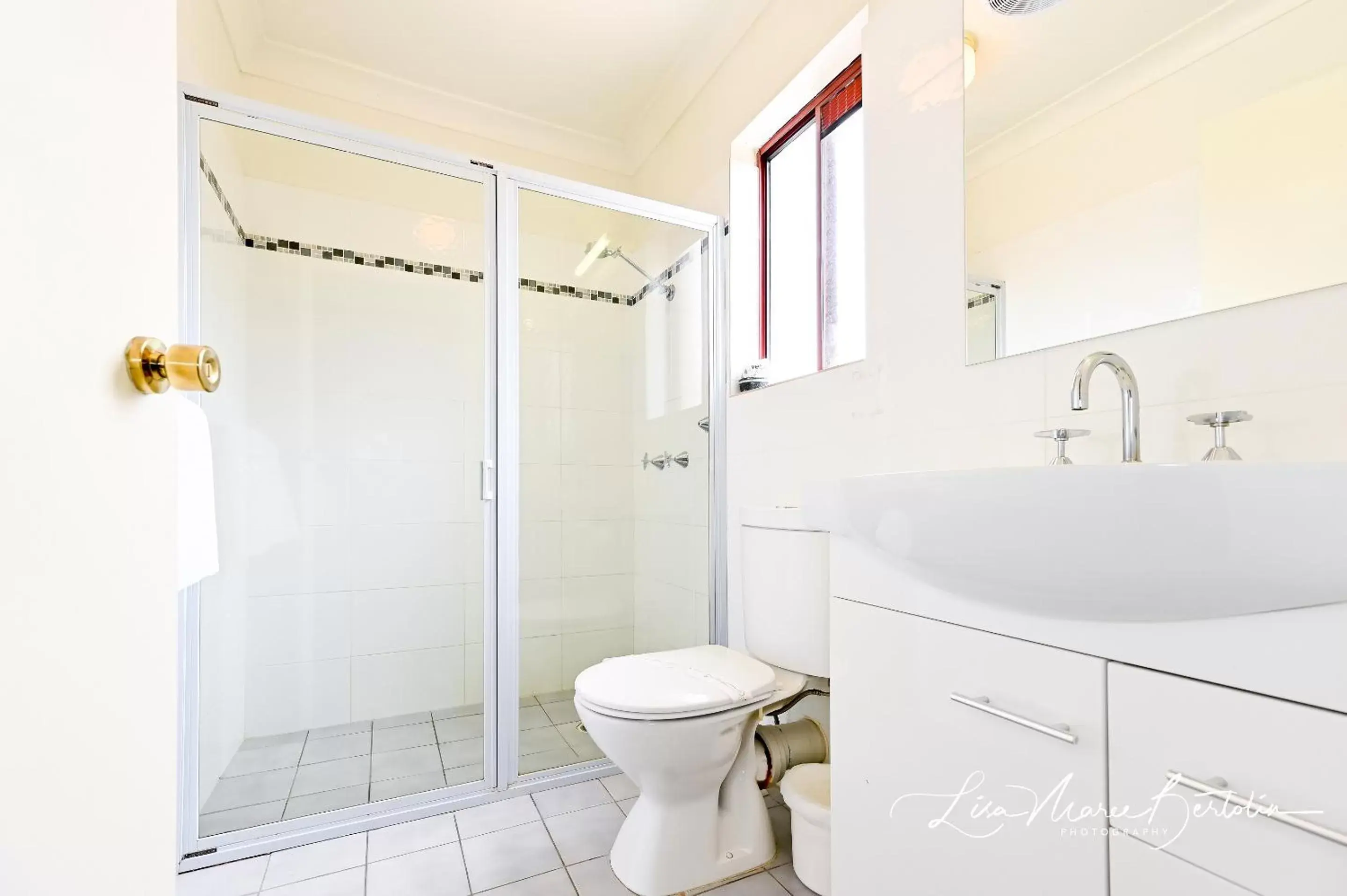 Bathroom in Narrandera Club Motor Inn
