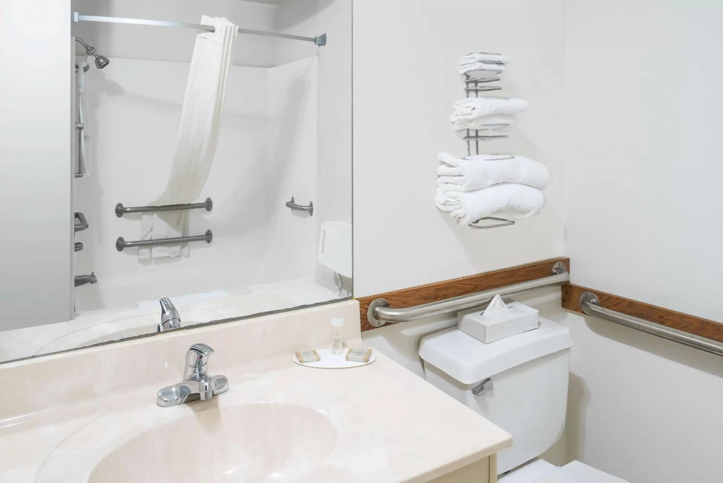 Queen Room - Disability Access/Non-Smoking in Super 8 by Wyndham Fond Du Lac Queen Room - Disability Access/Non-Smoking in Super 8 by Wyndham Fond Du Lac