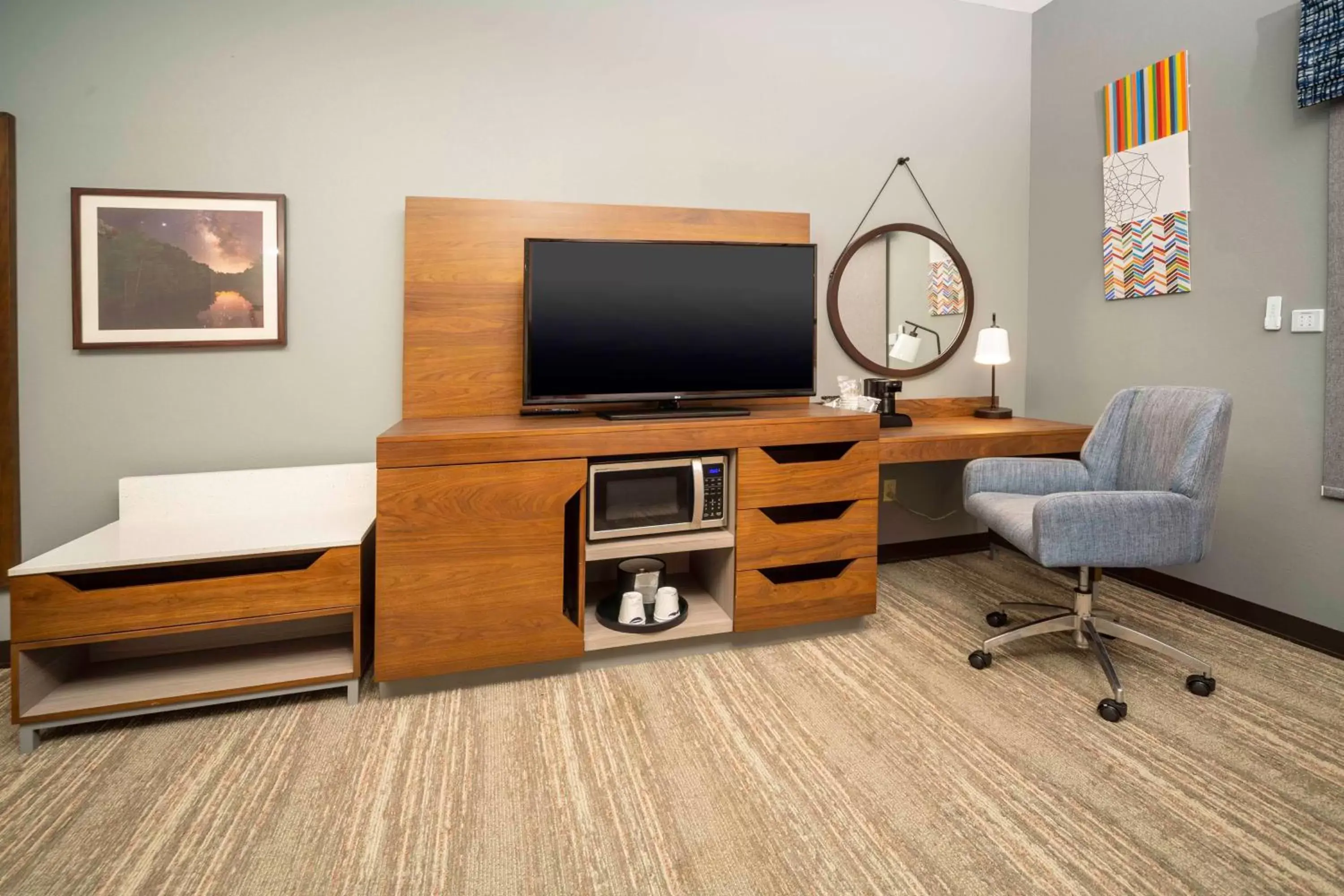 Bedroom, TV/Entertainment Center in Hampton Inn By Hilton And Suites New Iberia