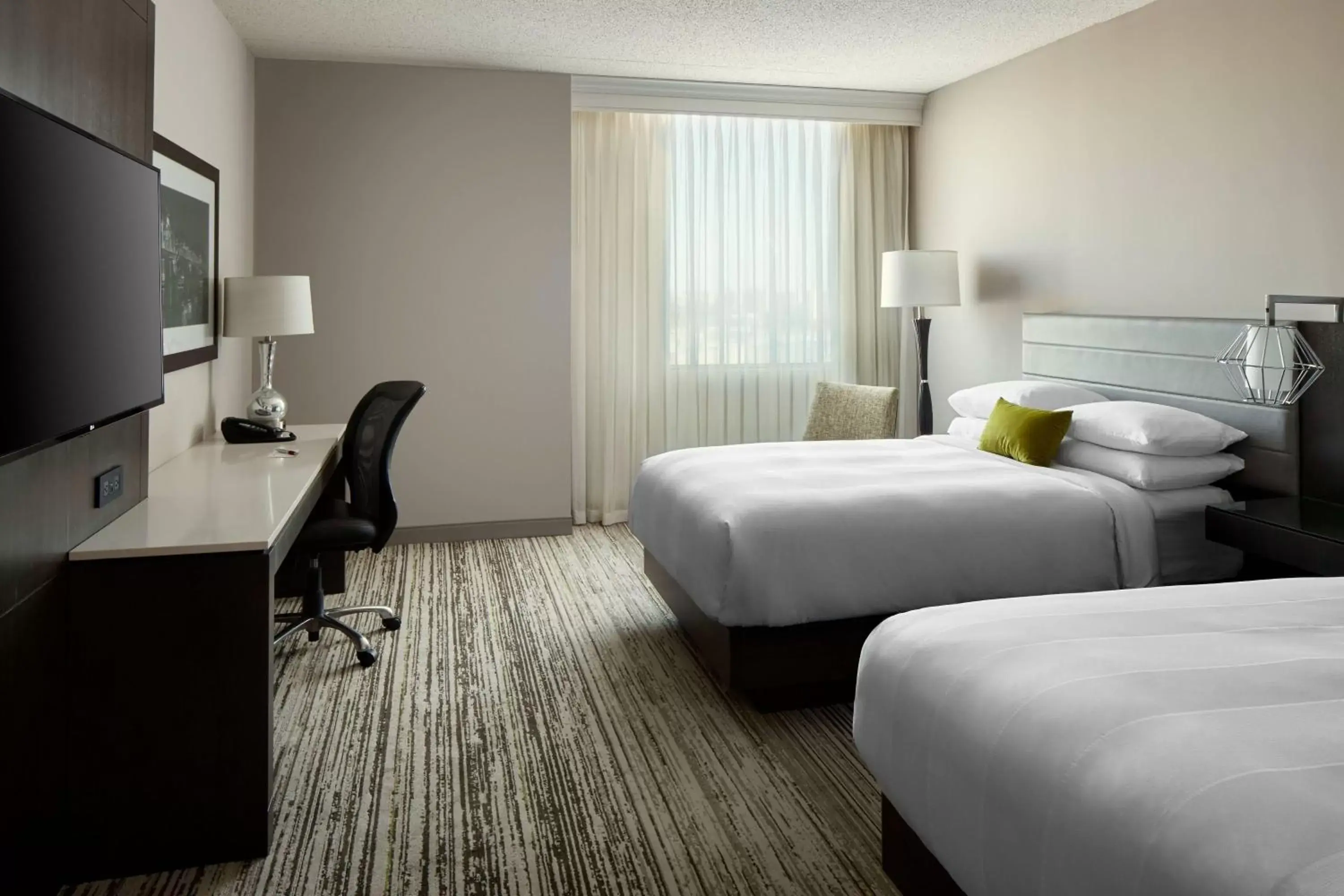 Photo of the whole room, Bed in Marriott Cincinnati Northeast