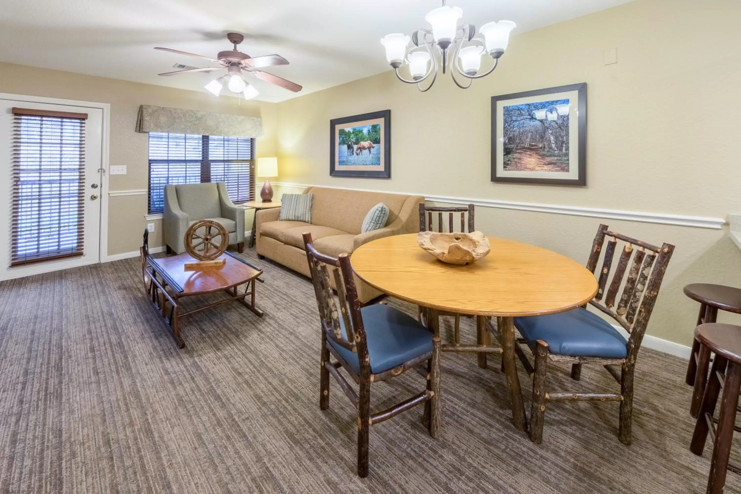 Photo of the whole room, Dining Area in Holiday Inn Club Vacations Piney Shores Resort at Lake Conroe