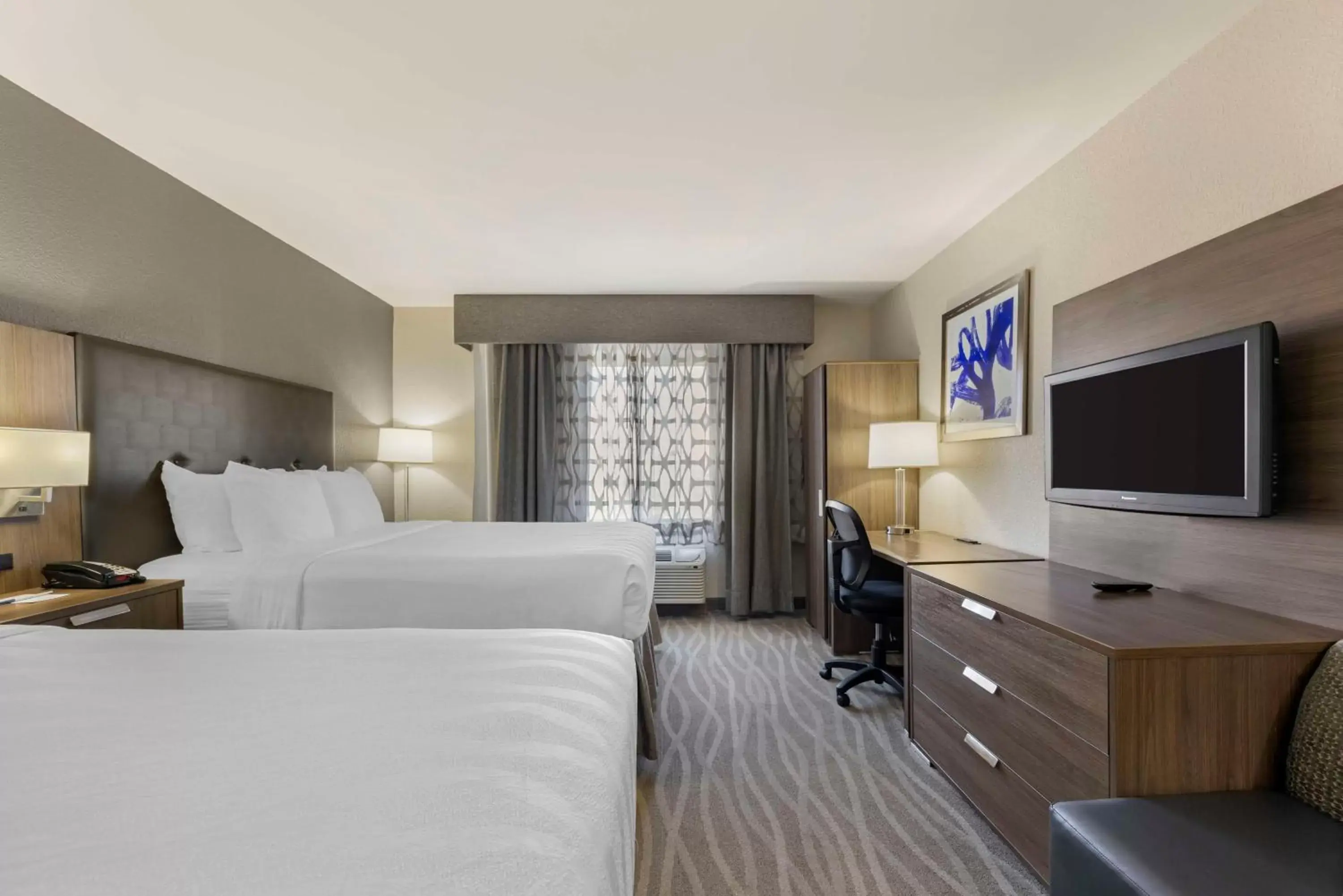 Bedroom, TV/Entertainment Center in Best Western Plus Nashville Airport Hotel - BNA