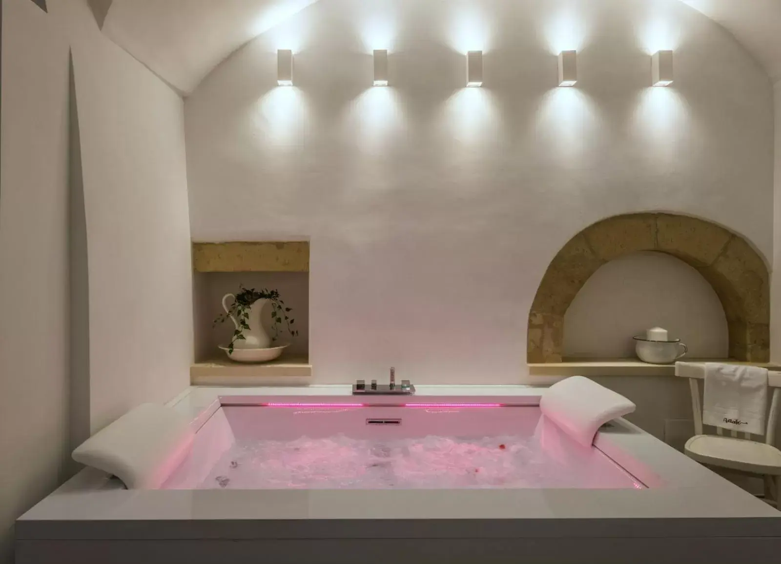 Hot Tub, Bathroom in Amatè Suite