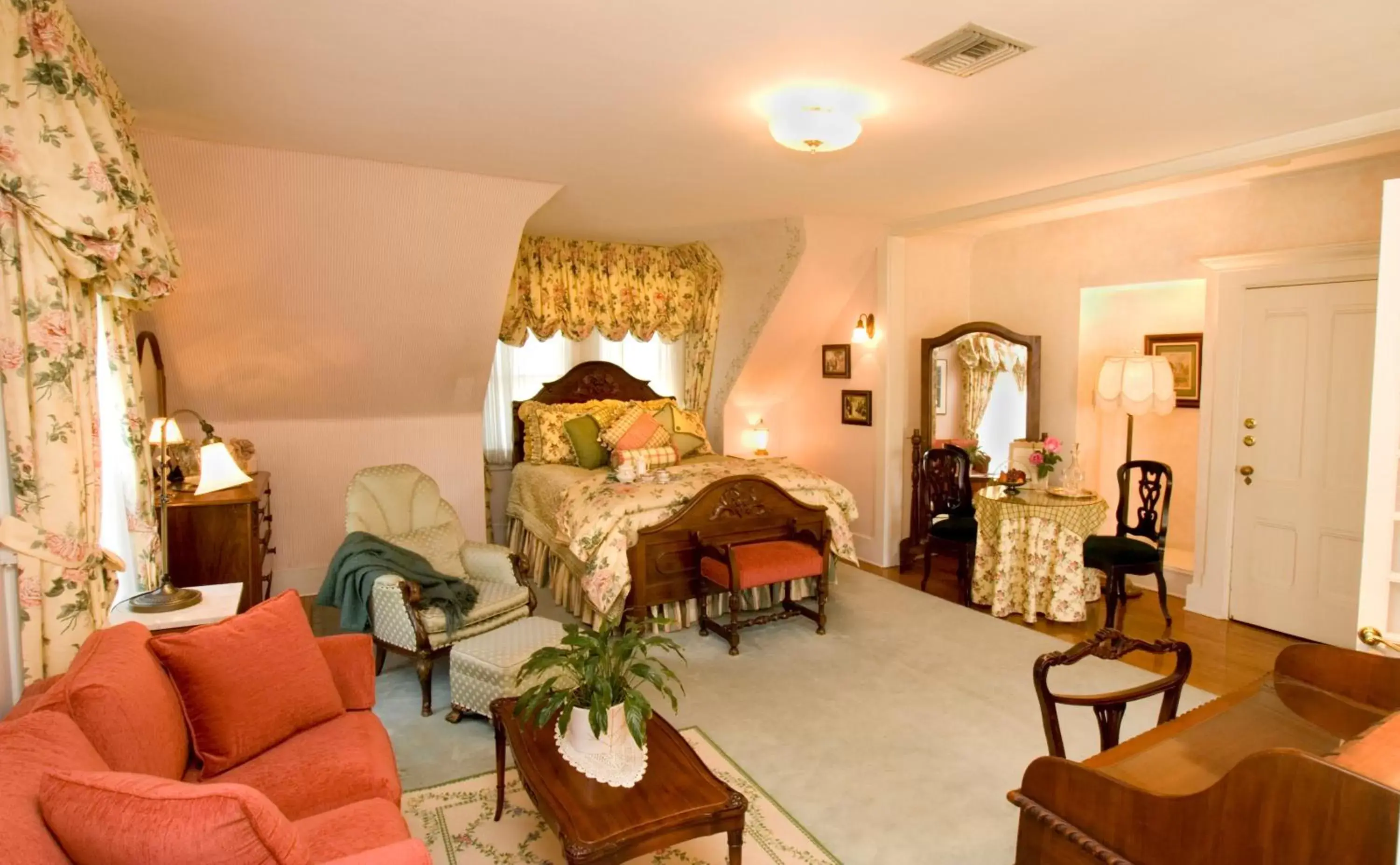 Bed, Seating Area in The Bissell House Bed & Breakfast