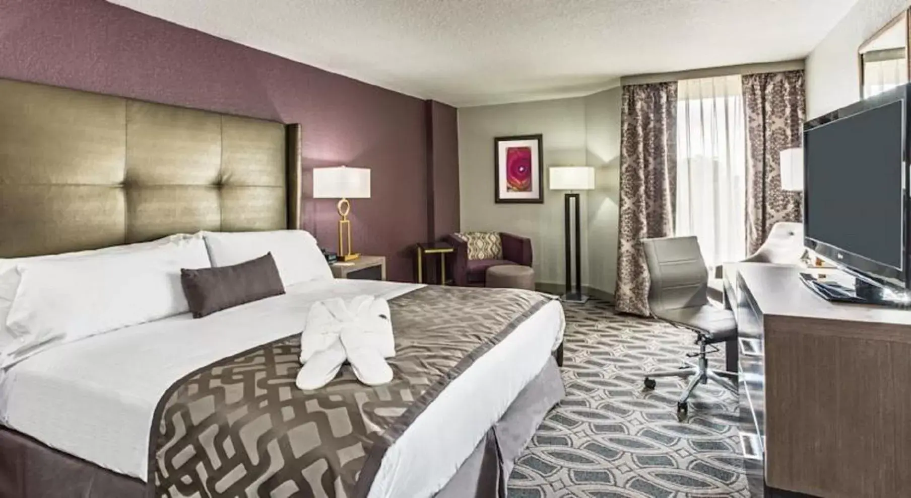 Photo of the whole room, Bed in Crowne Plaza Saddle Brook, an IHG Hotel