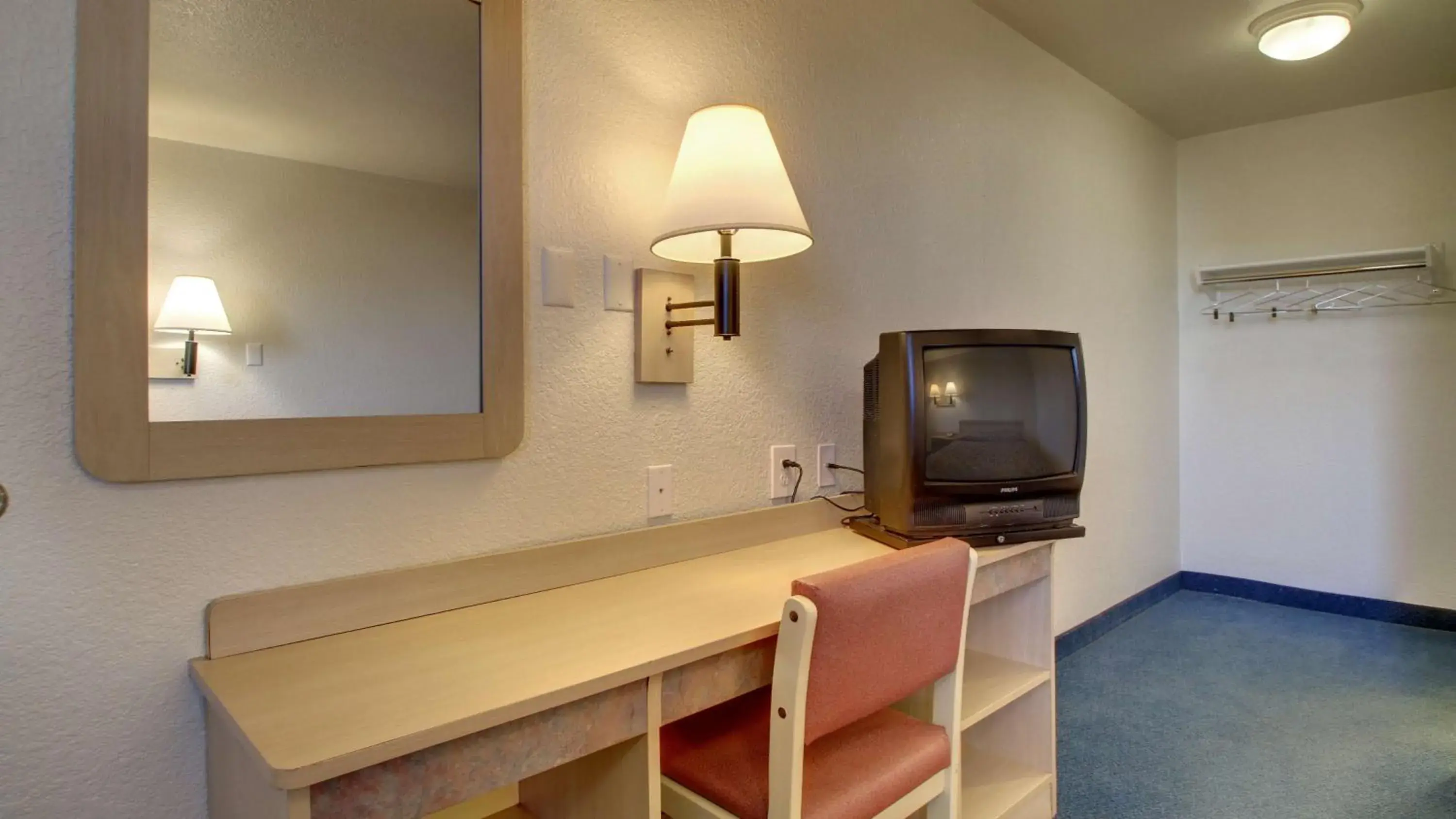 Bedroom, TV/Entertainment Center in Motel 6-Owensboro, KY