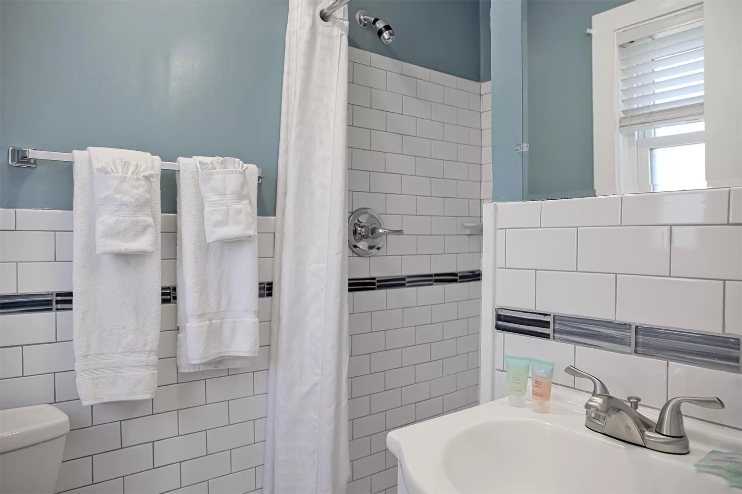 Bathroom in Colonial Inn