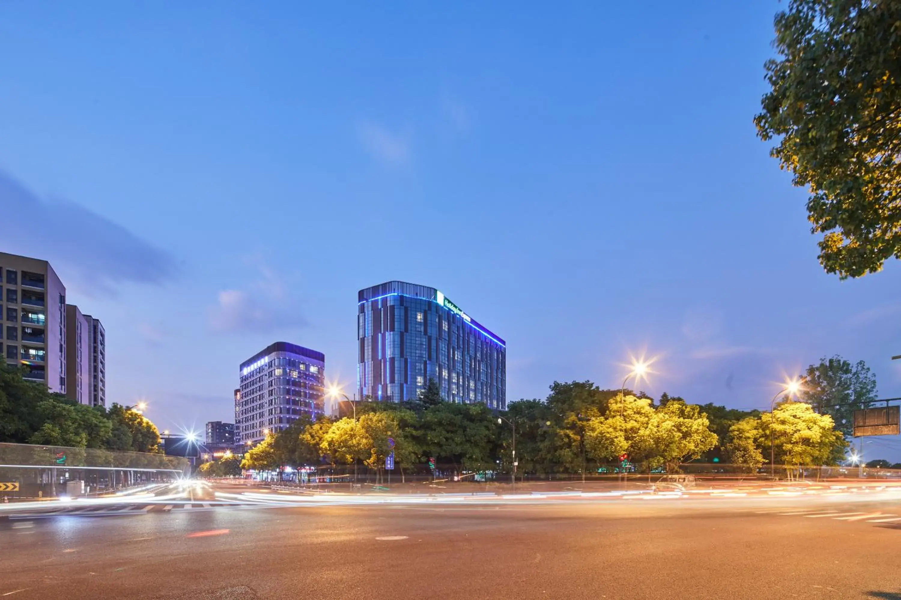 Property building in Holiday Inn Express Hangzhou Jiuzhou by IHG Property building in Holiday Inn Express Hangzhou Jiuzhou by IHG