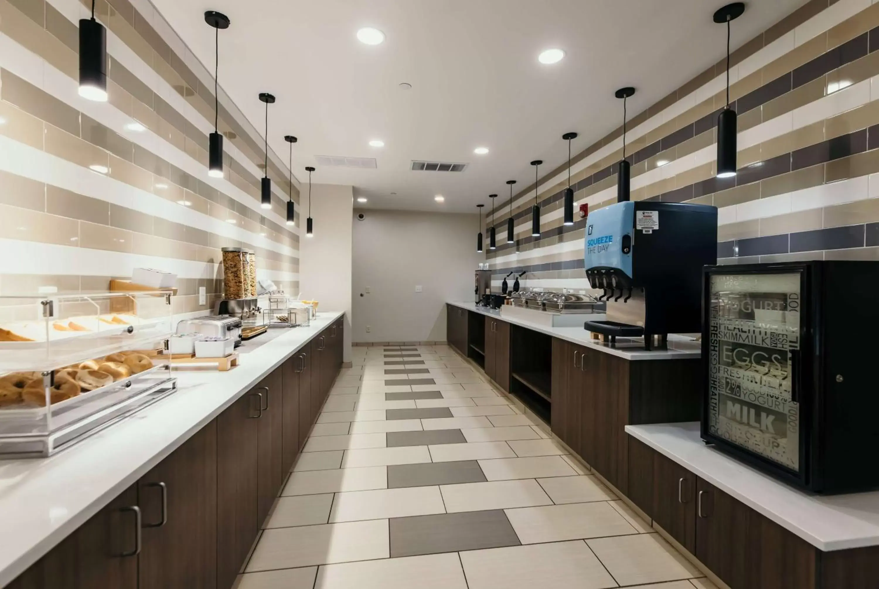 Breakfast, Kitchen/Kitchenette in La Quinta Inn & Suites by Wyndham Ankeny IA - Des Moines IA