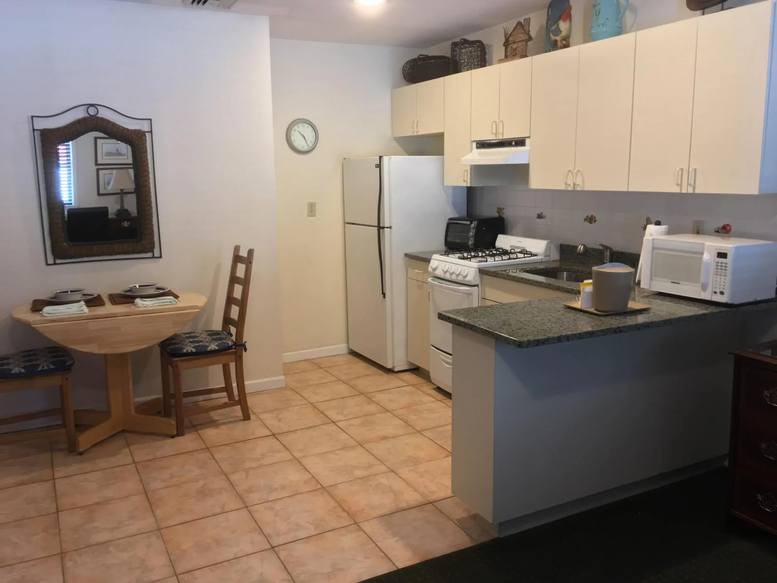 Kitchen or kitchenette, Kitchen/Kitchenette in Whitman Motor Lodge