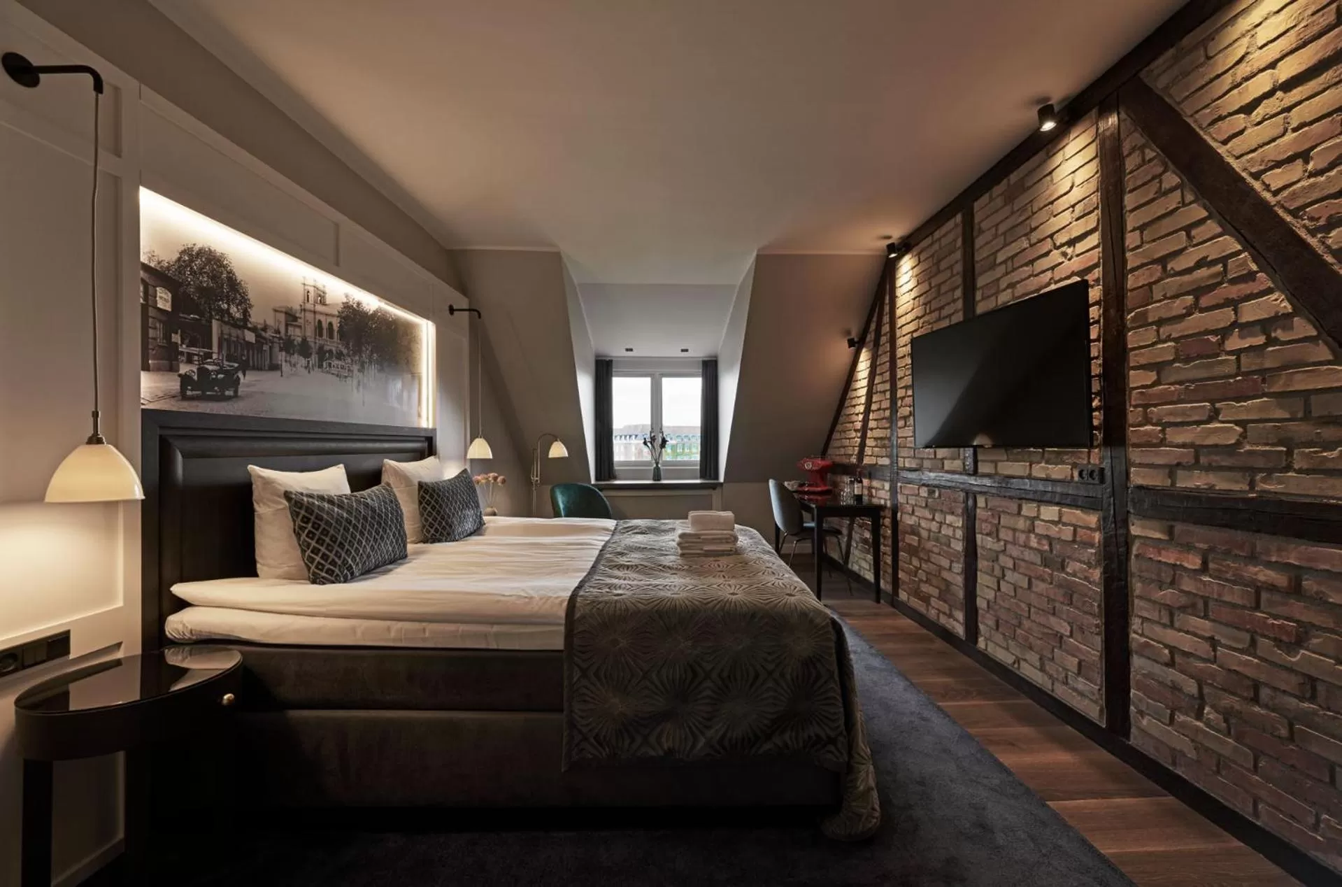 TV and multimedia, Bed in Ascot Hotel