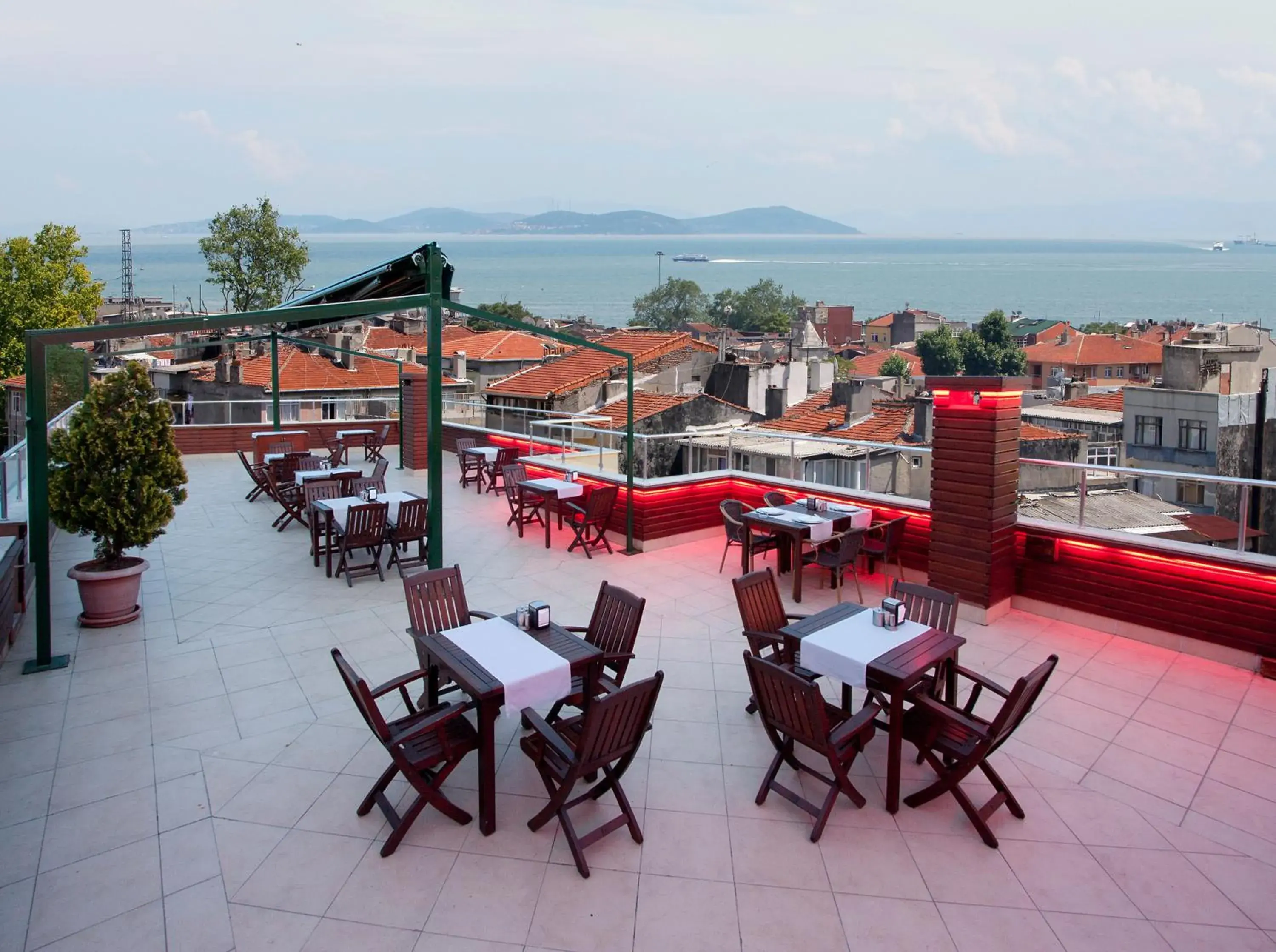 Restaurant/places to eat in Nanda Hotel