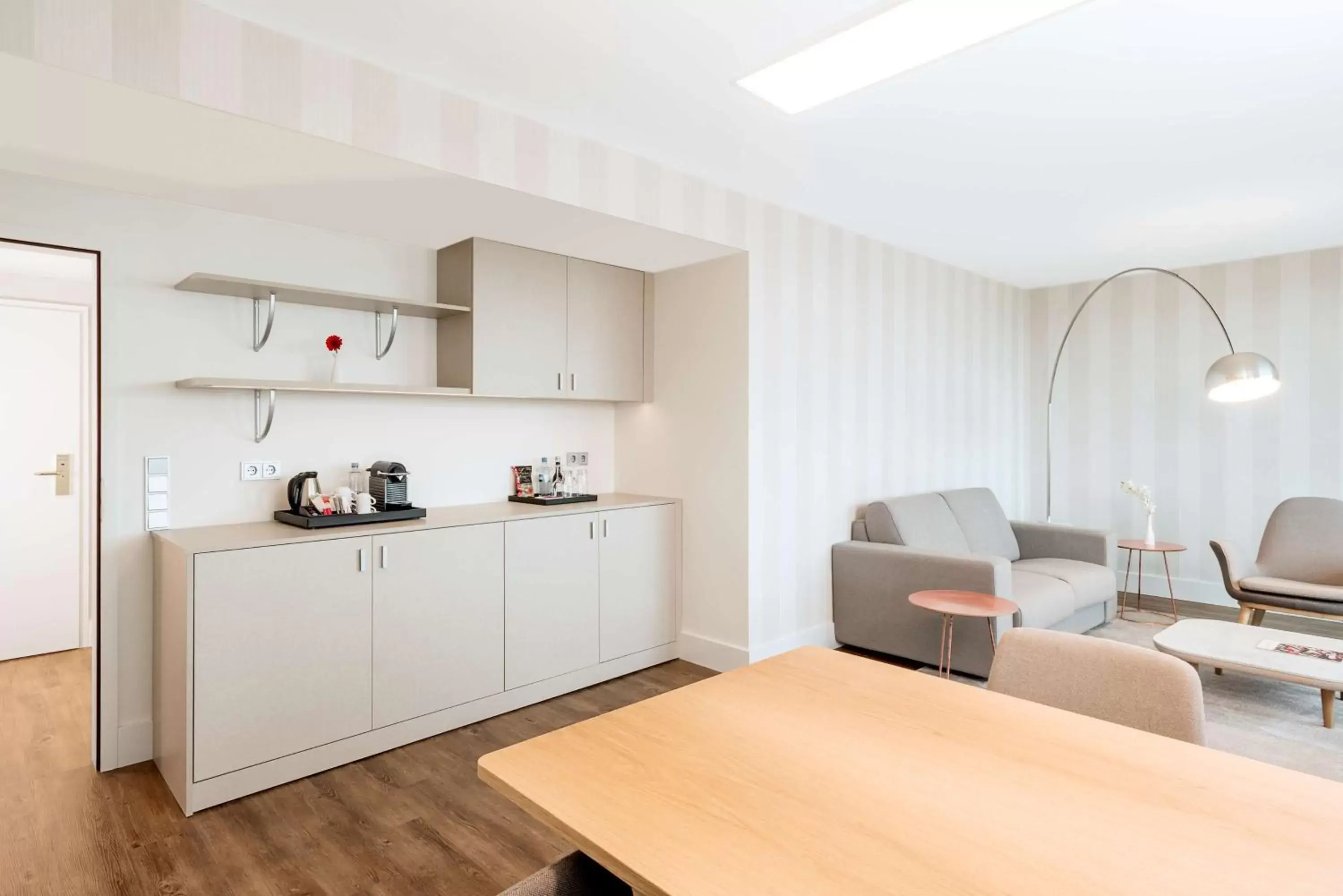 Photo of the whole room, Kitchen/Kitchenette in NH Collection Köln Mediapark