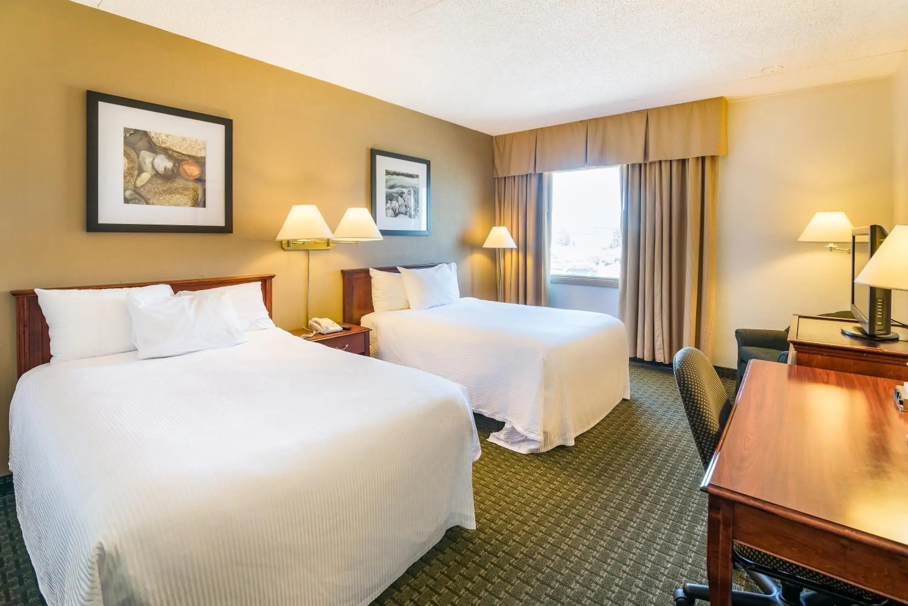 Bed in Ramada by Wyndham Thunder Bay Airlane Hotel