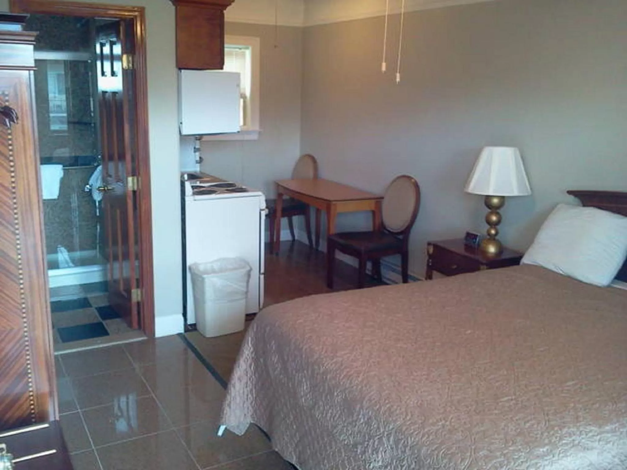 Photo of the whole room, Bed in Golden Gate Lodging