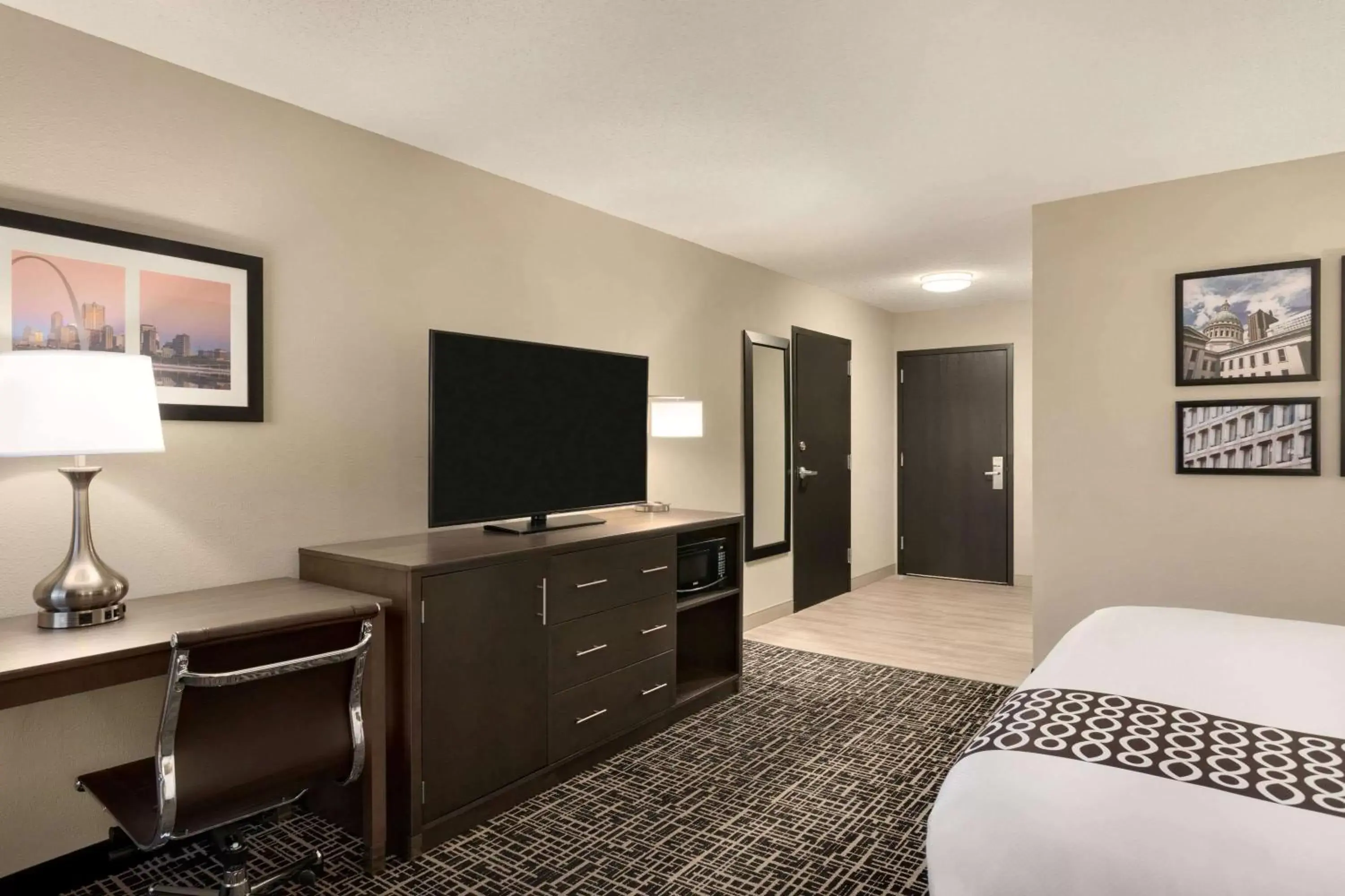 Photo of the whole room, TV/Entertainment Center in La Quinta Inn & Suites by Wyndham St Louis Route 66