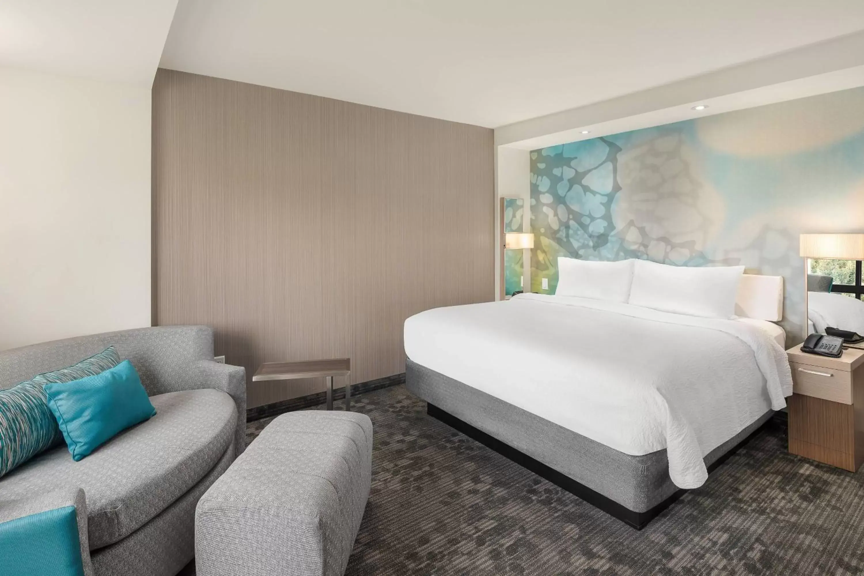 Photo of the whole room, Bed in Courtyard by Marriott Seattle Northgate