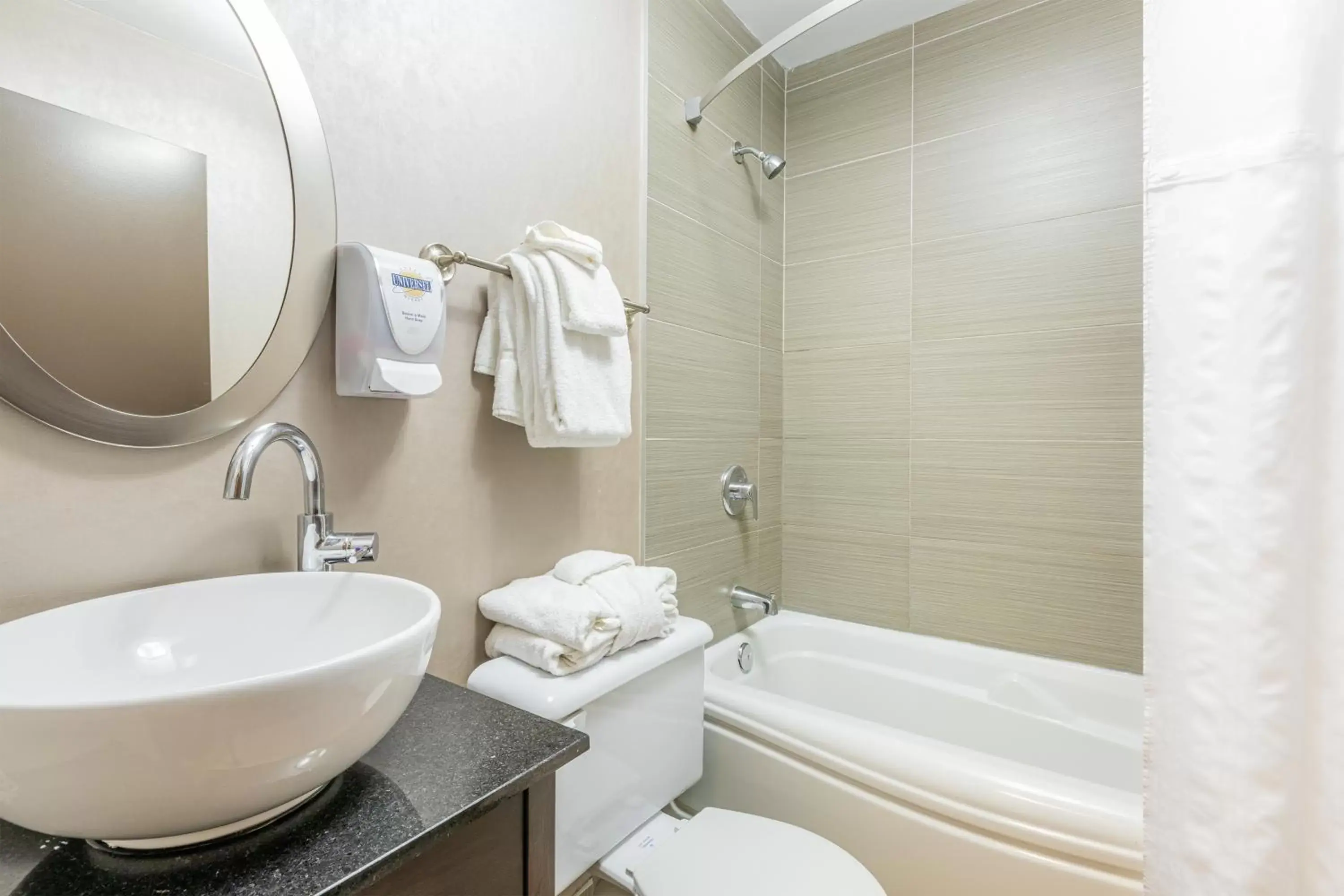 Shower, Bathroom in Hotel Universel