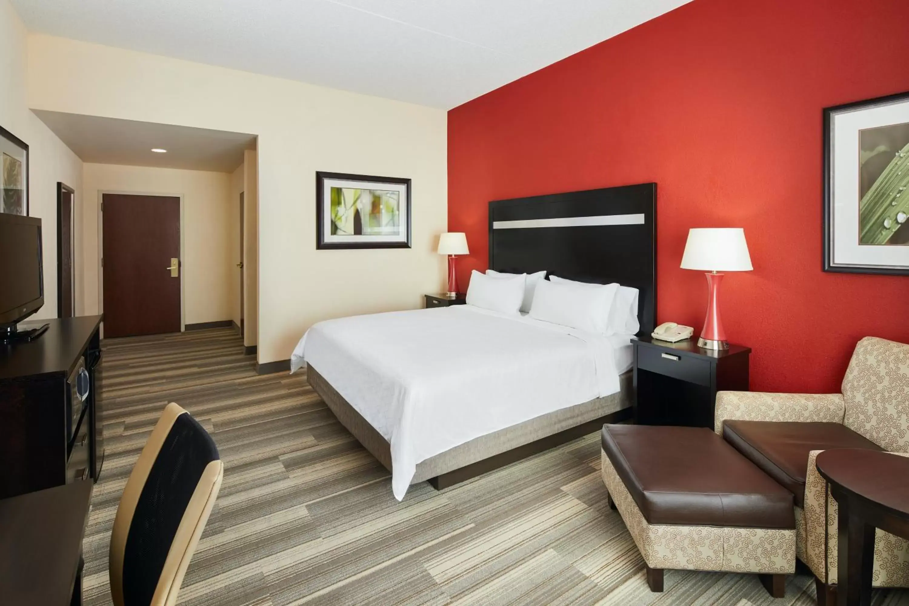 Photo of the whole room, Bed in Holiday Inn Express & Suites I-26 & Us 29 At Westgate Mall, an IHG Hotel