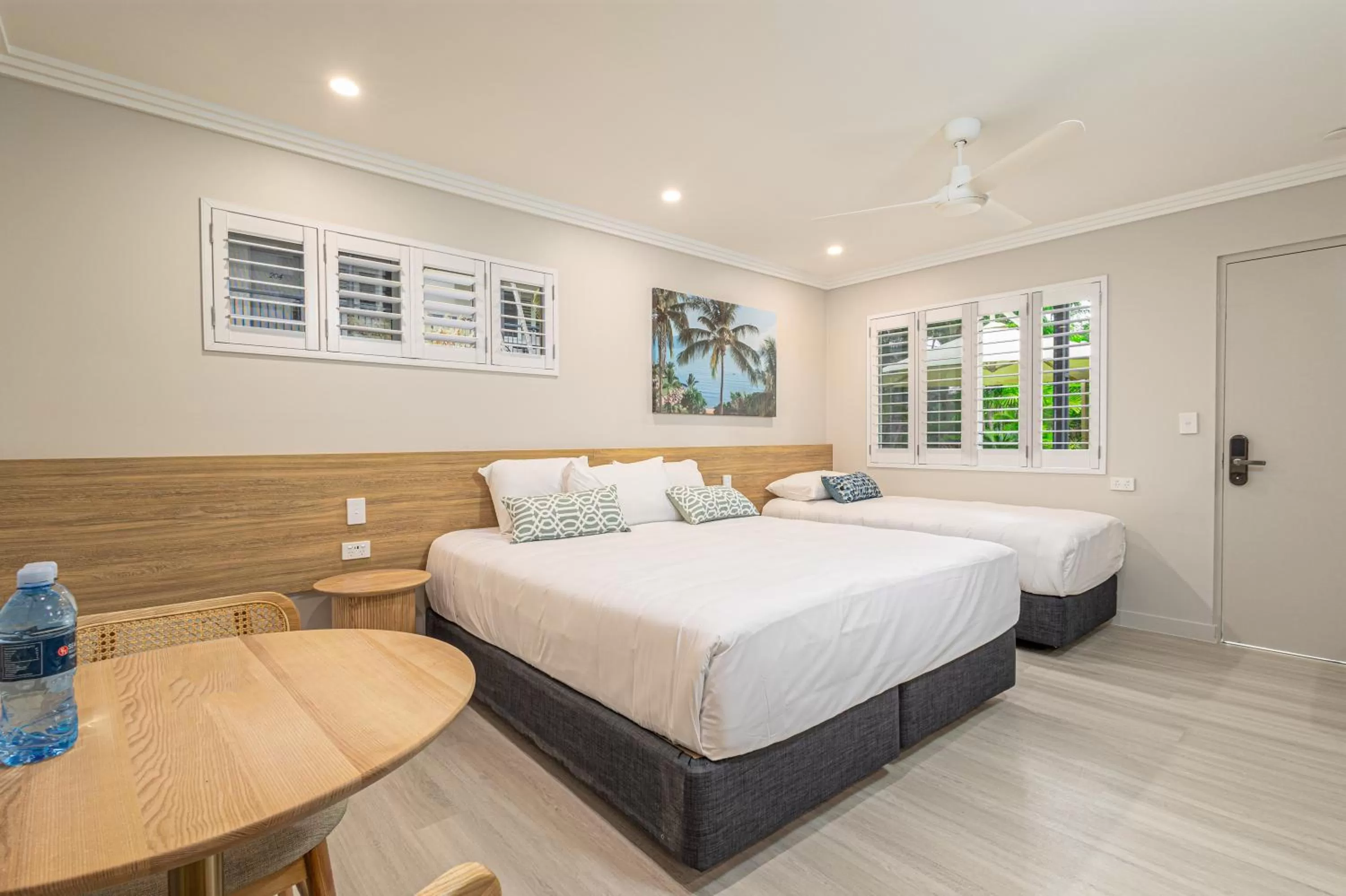 Bedroom, Bed in Seagulls