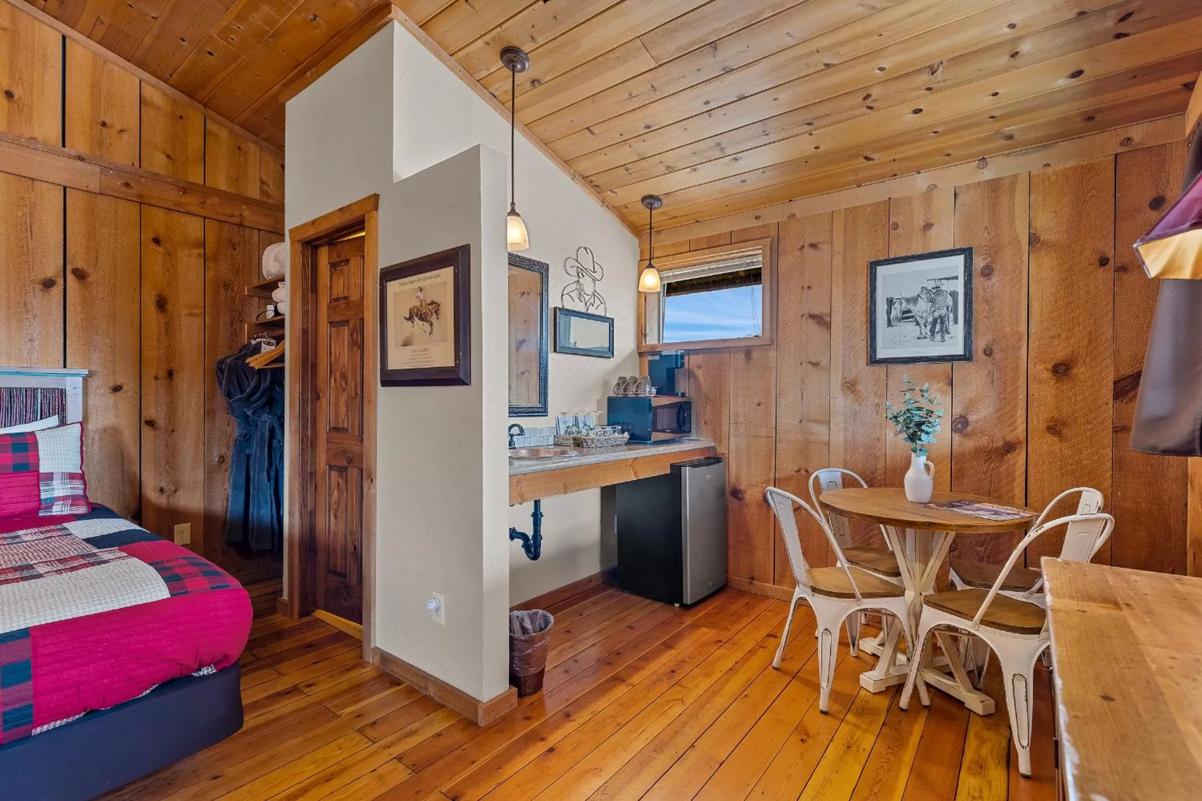 Kitchen or kitchenette, Bed in Trapper's Rendezvous