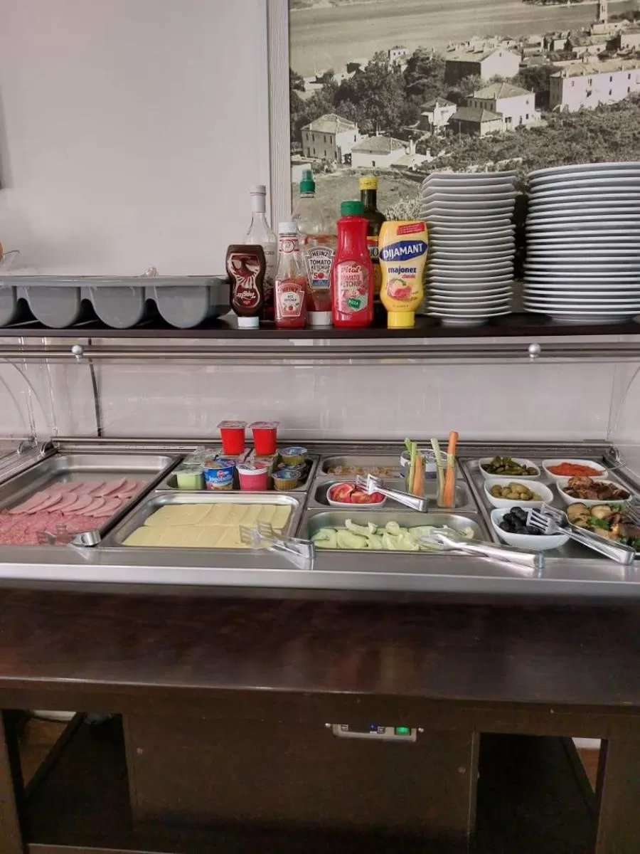 Restaurant/places to eat in Garni Hotel Arka