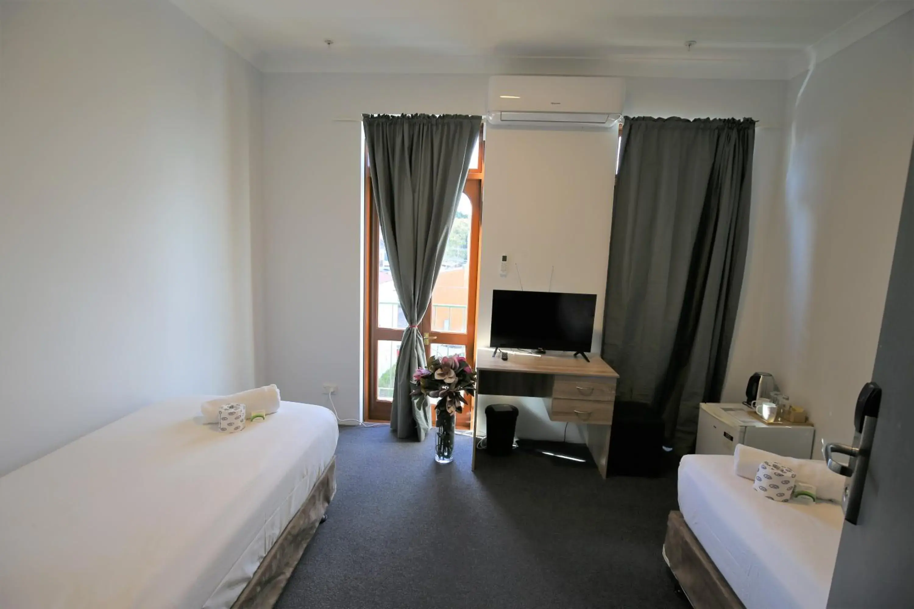 Bedroom, TV/Entertainment Center in Newtown Budget Hotel