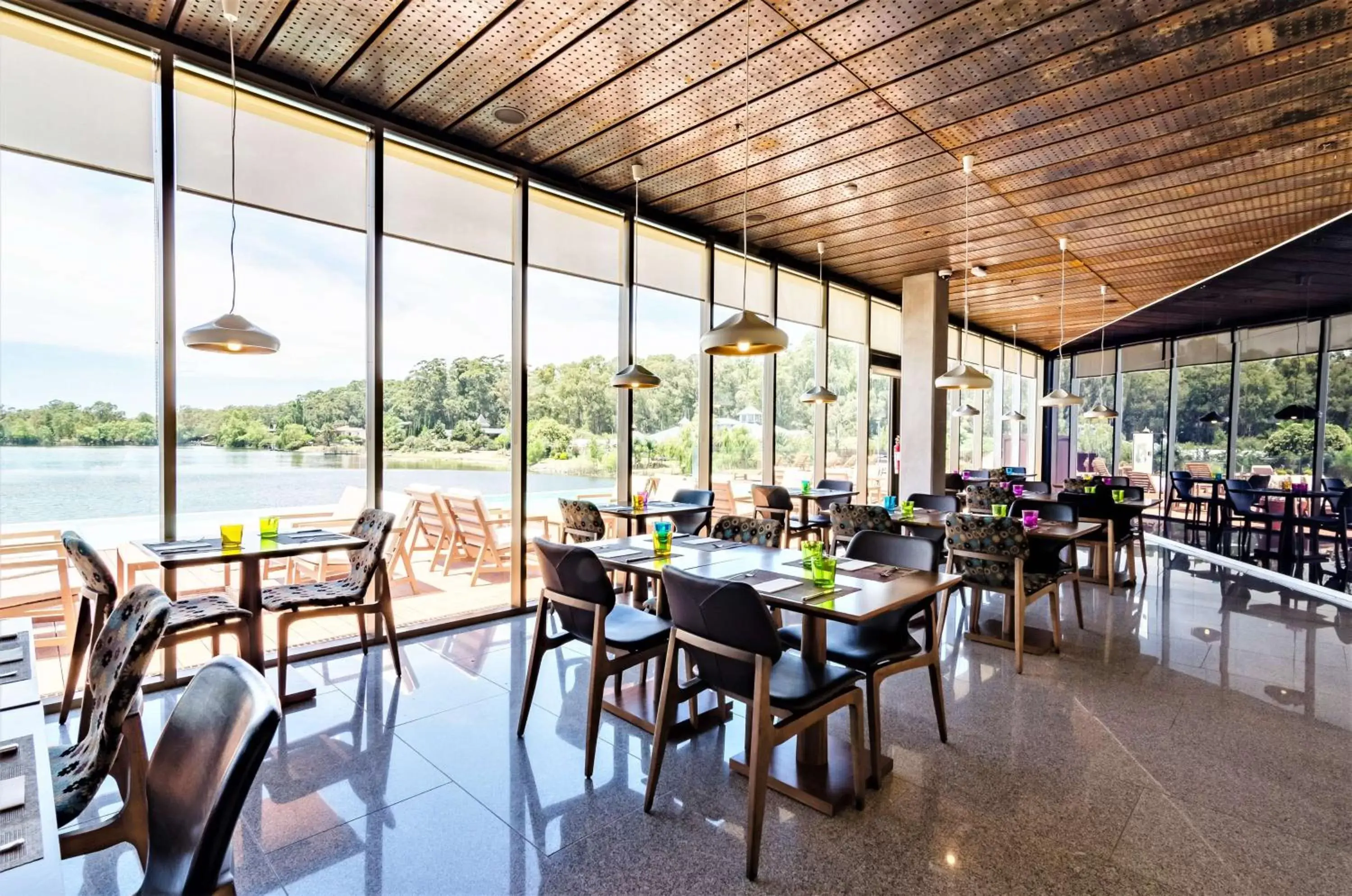 Restaurant/places to eat in Hampton By Hilton Montevideo Carrasco Restaurant/places to eat in Hampton By Hilton Montevideo Carrasco