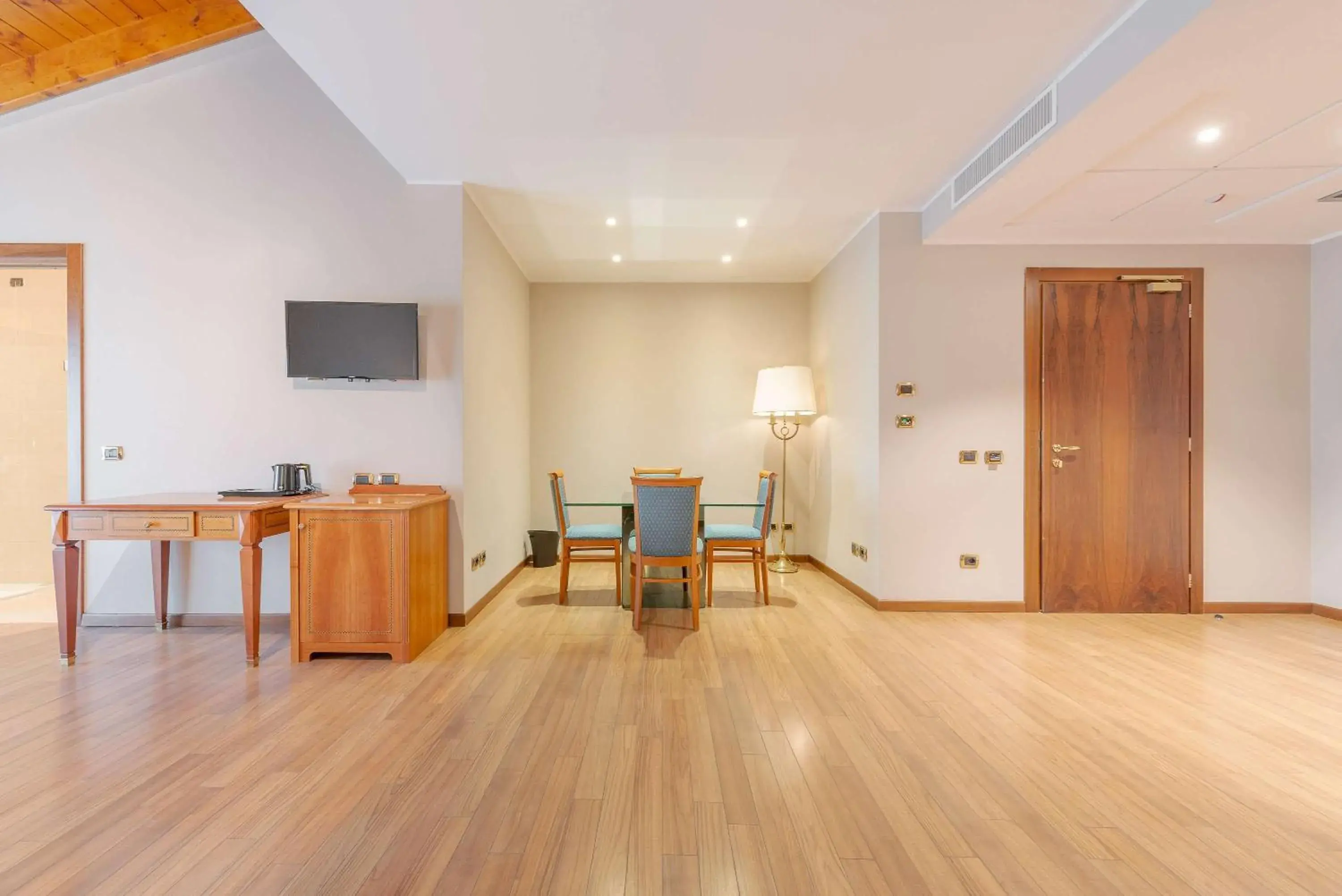 Photo of the whole room, Dining Area in Hotel Horizon Wellness & Spa Resort; Best Western Signature Collection