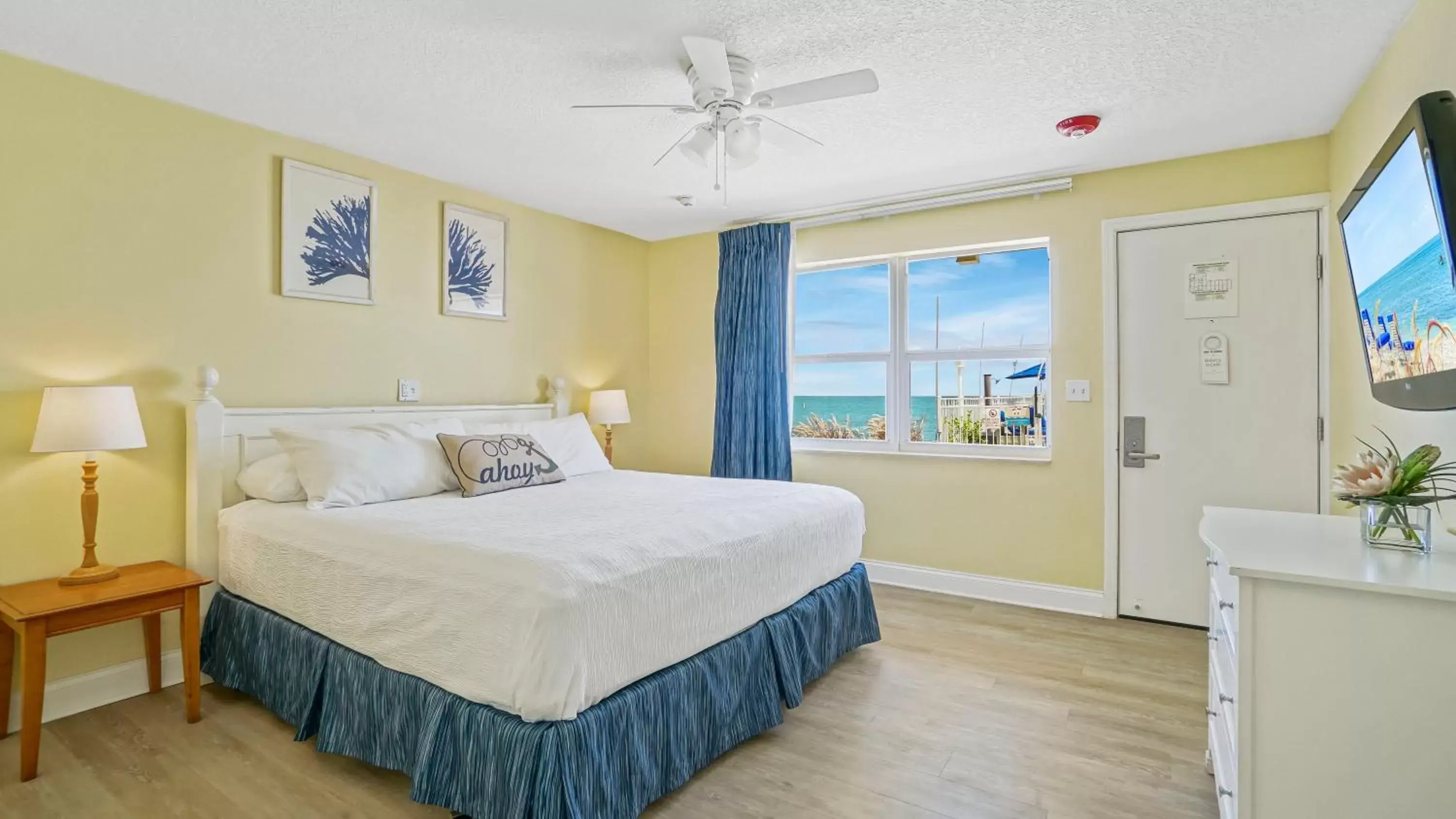Bed in Glunz Ocean Beach Hotel and Resort