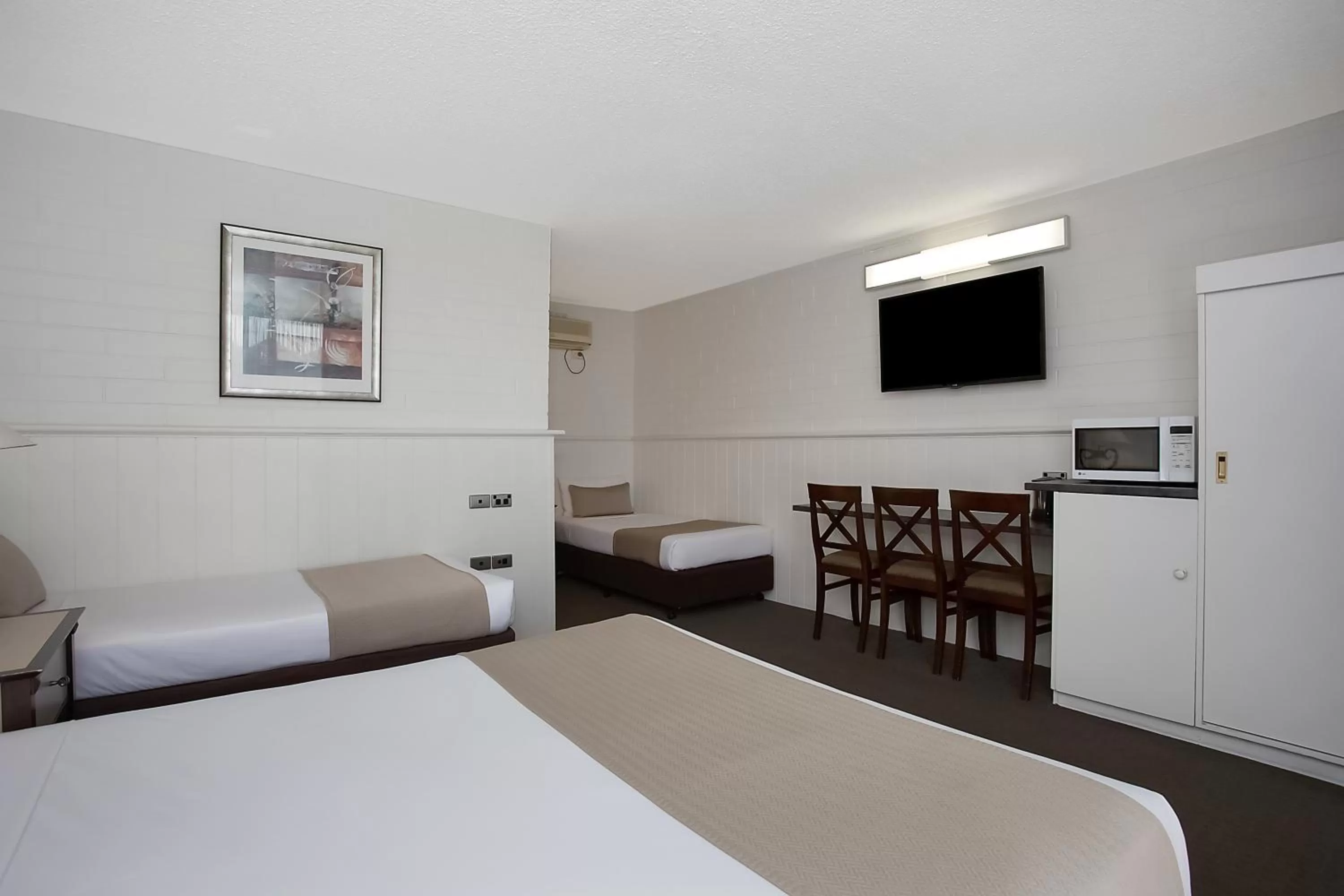 Bedroom, Bed in Comfort Inn On Raglan