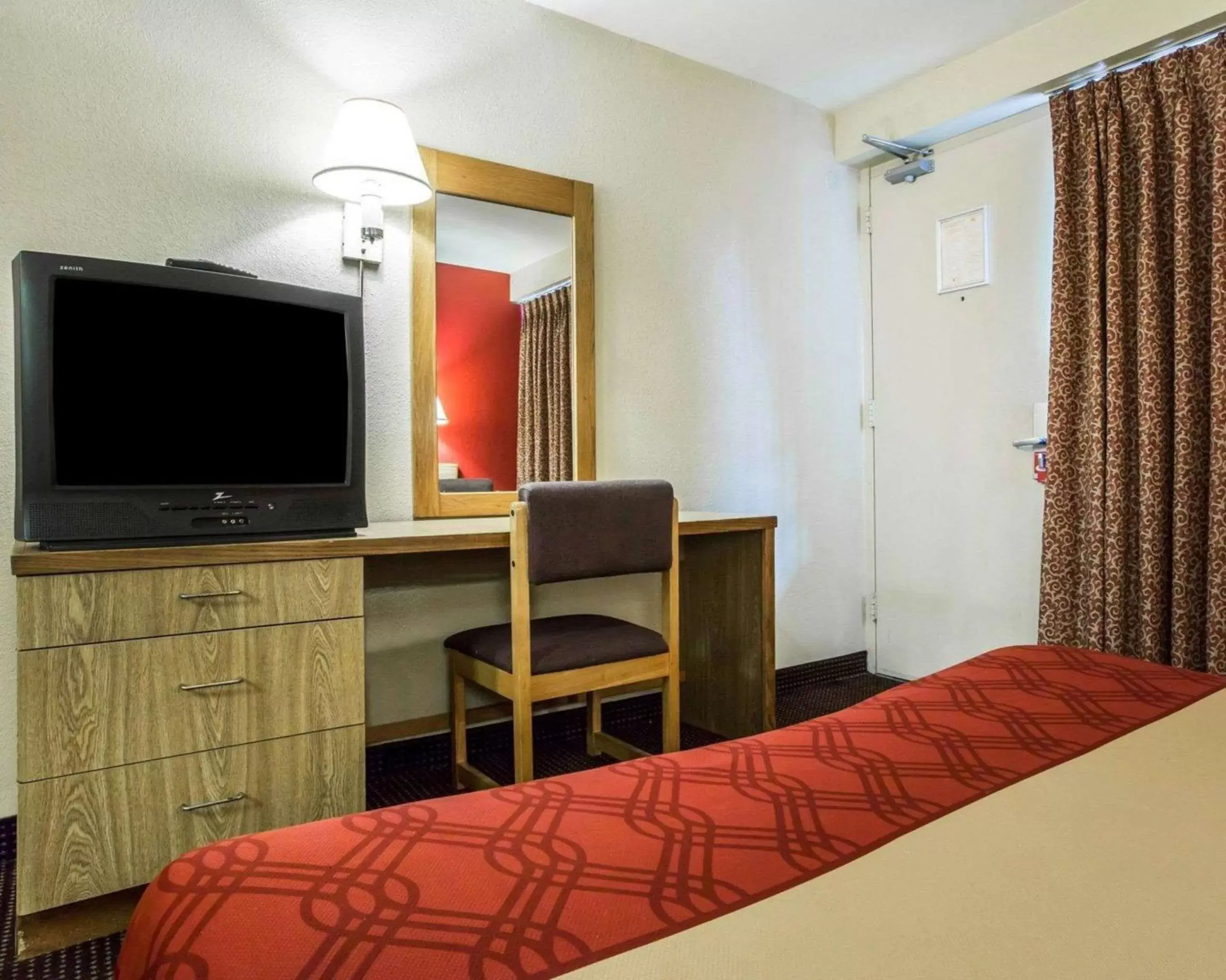 Photo of the whole room, TV/Entertainment Center in Econo Lodge Airport