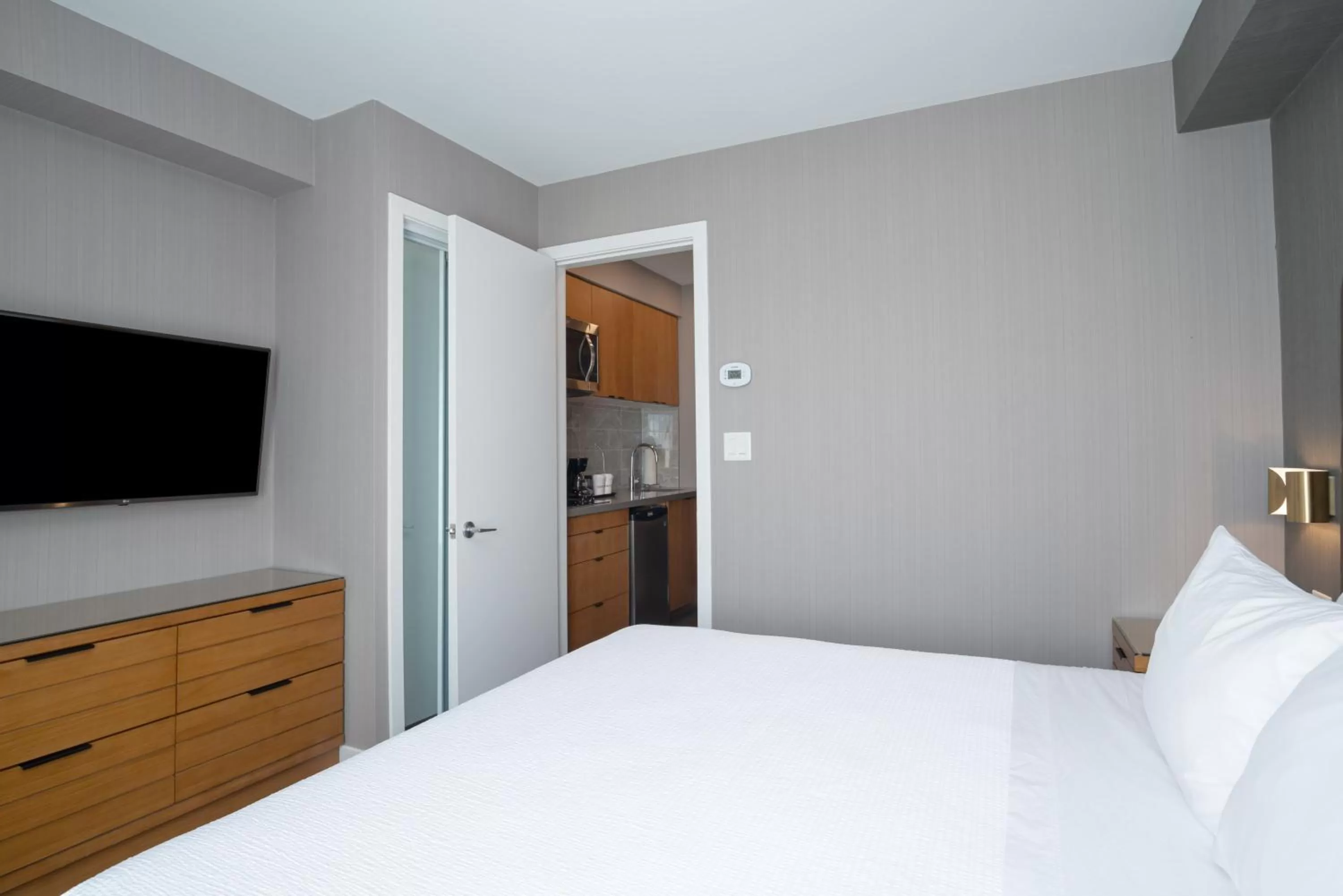 Photo of the whole room, Bed in Sandman Hotel Hamilton