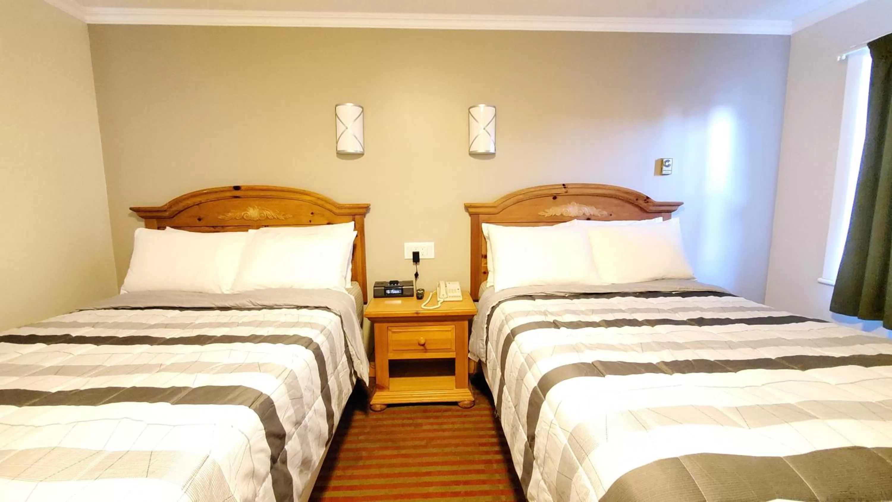 Bed in Knights Inn Colonial Fireside Inn