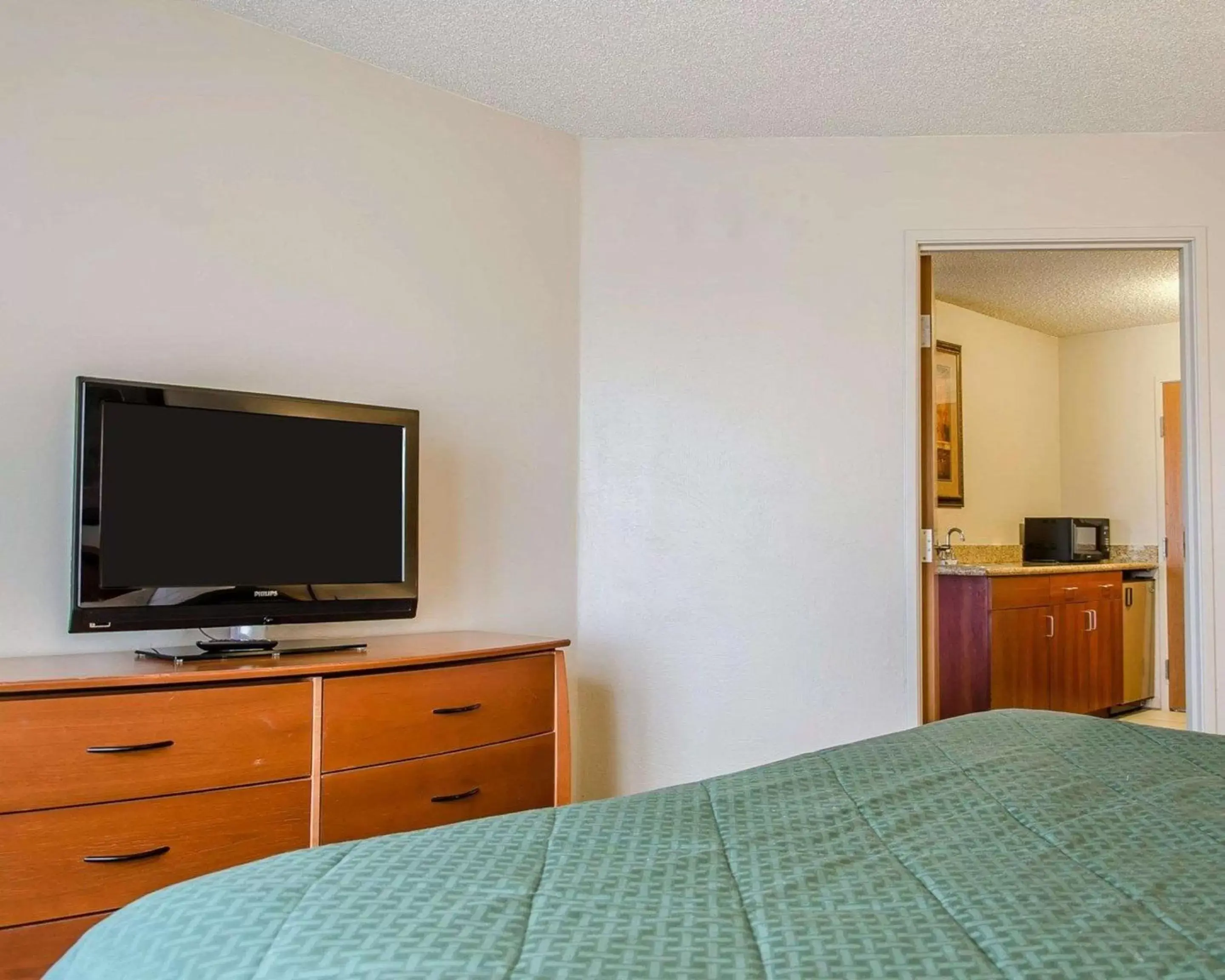 Photo of the whole room, TV/Entertainment Center in Quality Inn & Suites Twin Falls