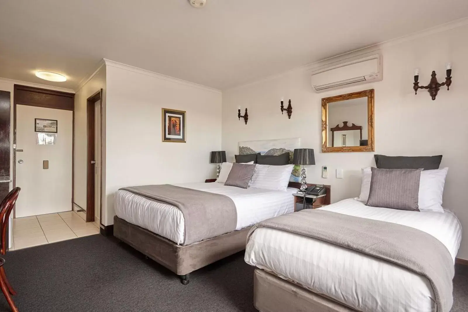Bed in Quality Hotel Colonial Launceston