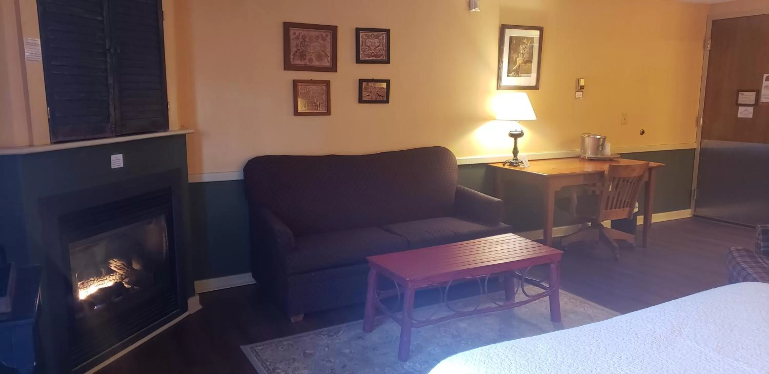 Photo of the whole room, Bed in The Common Man Inn, Spa & Lodge