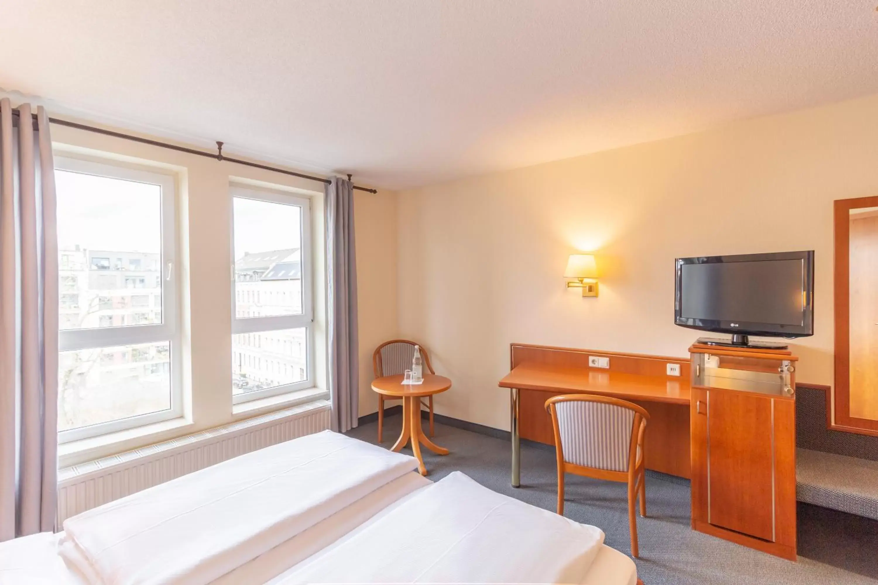 Street view, Bed in Hotel Markgraf Leipzig Street view, Bed in Hotel Markgraf Leipzig