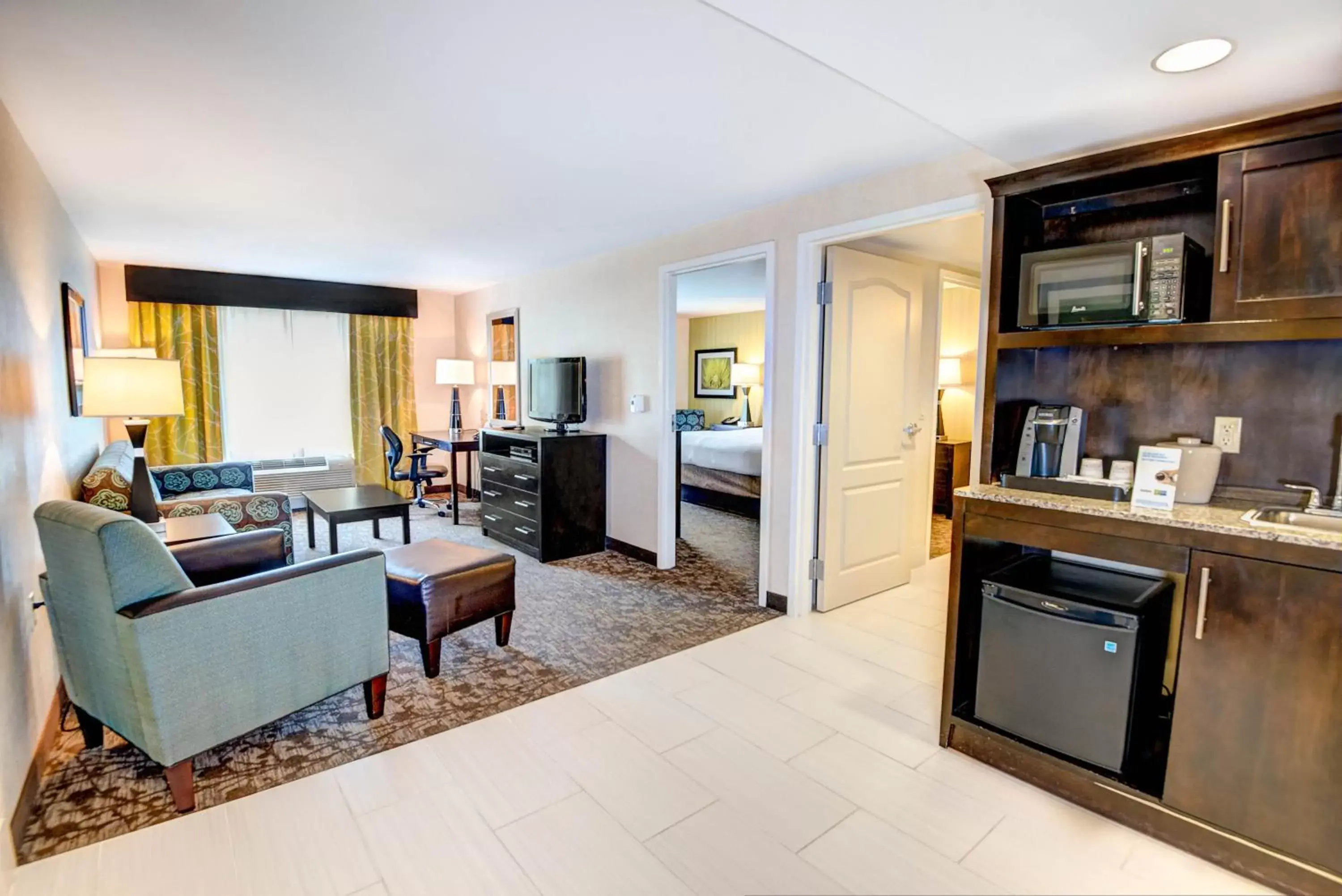 Photo of the whole room, Kitchen/Kitchenette in Holiday Inn Express - Neptune, an IHG Hotel