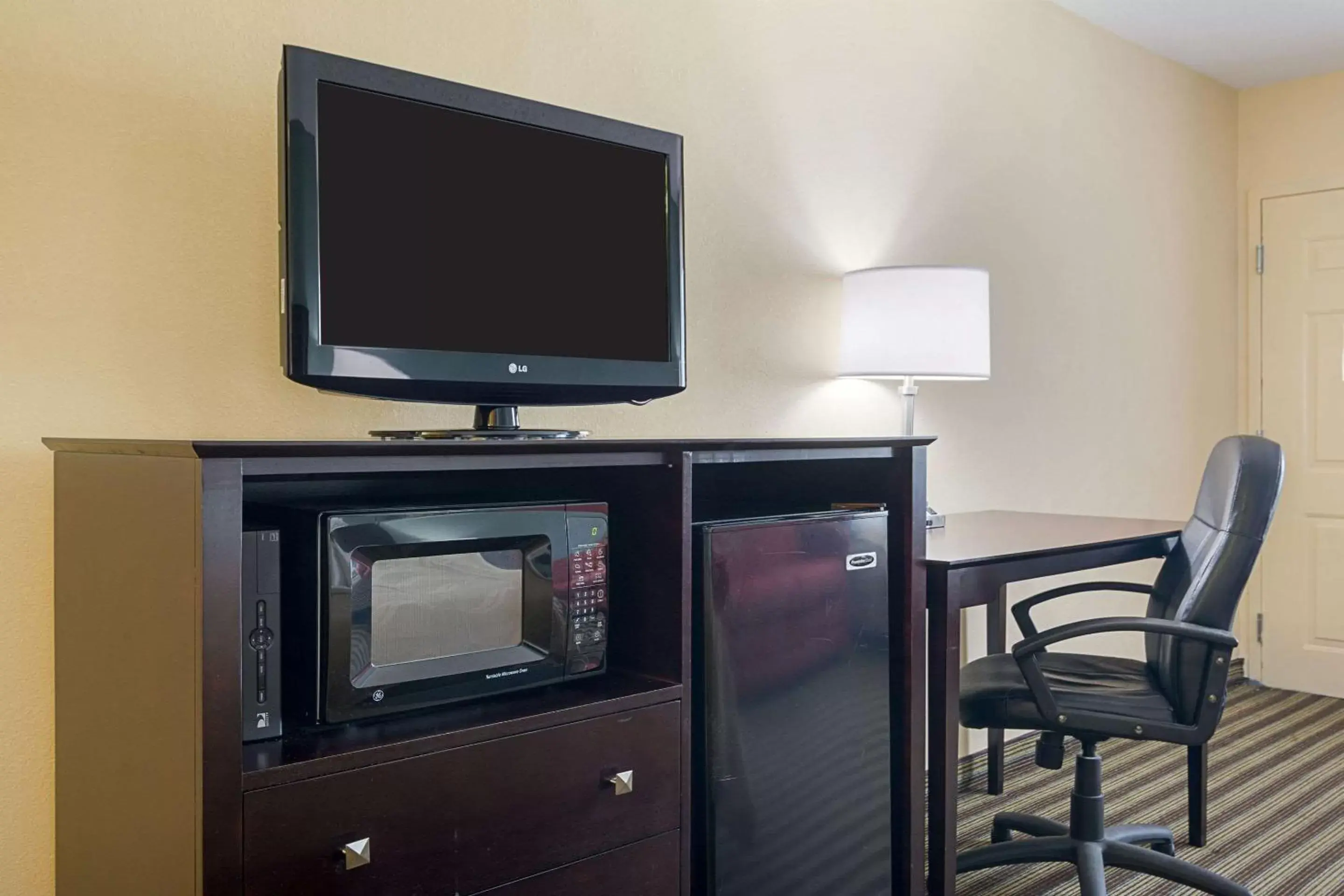 Photo of the whole room, TV/Entertainment Center in Quality Inn Calhoun North I-75