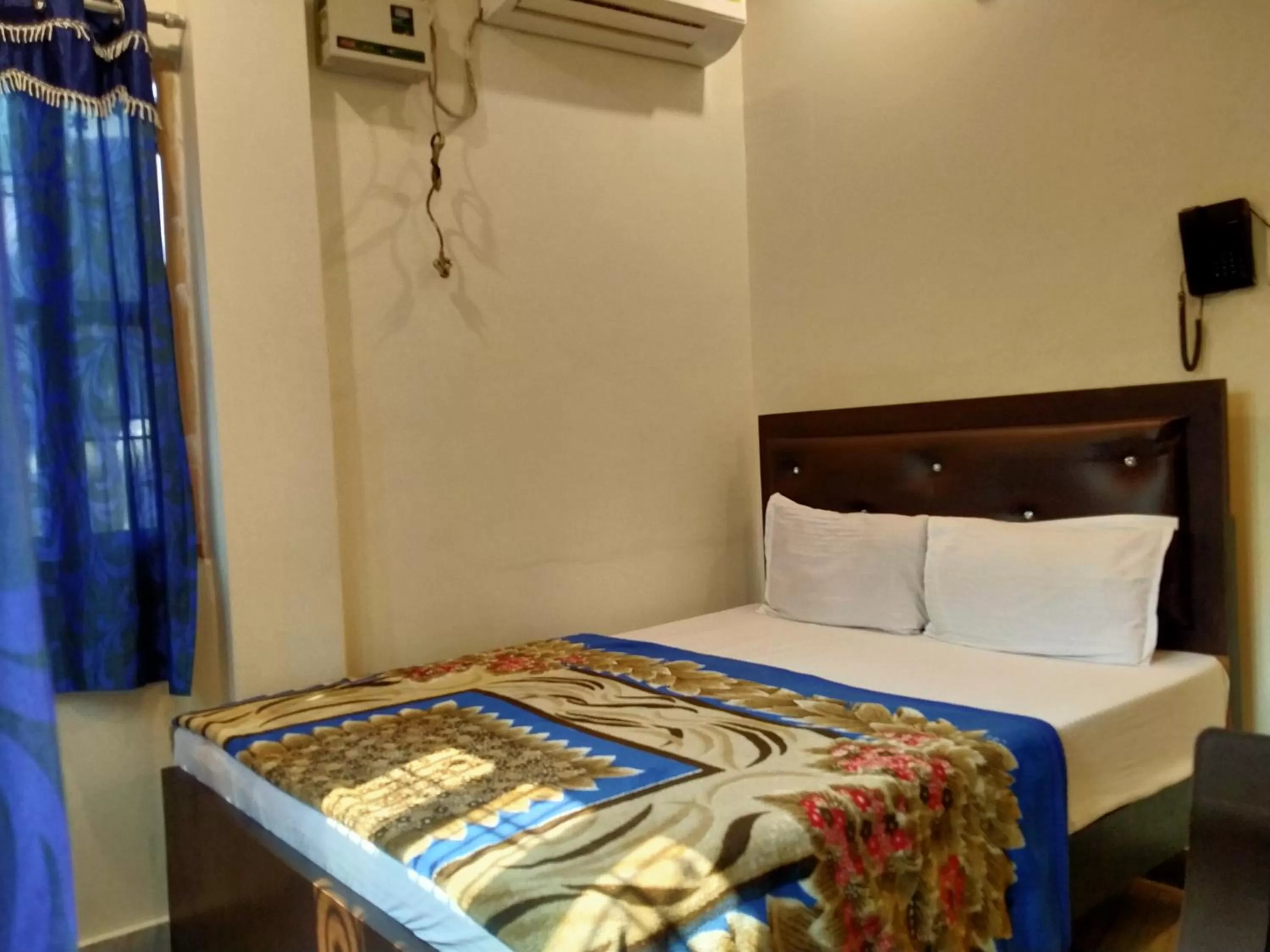 Bed in Hotel Aakash Ganga