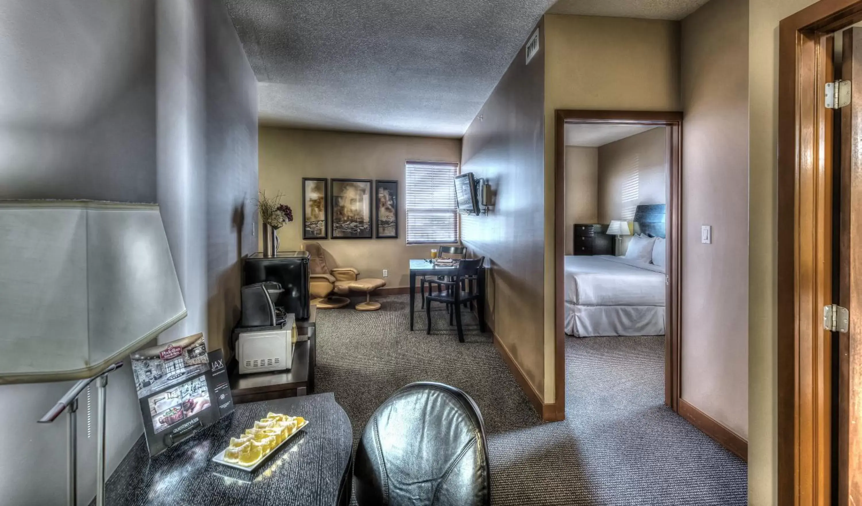 Bedroom, Seating Area in Podollan Inn & Spa - Grande Prairie