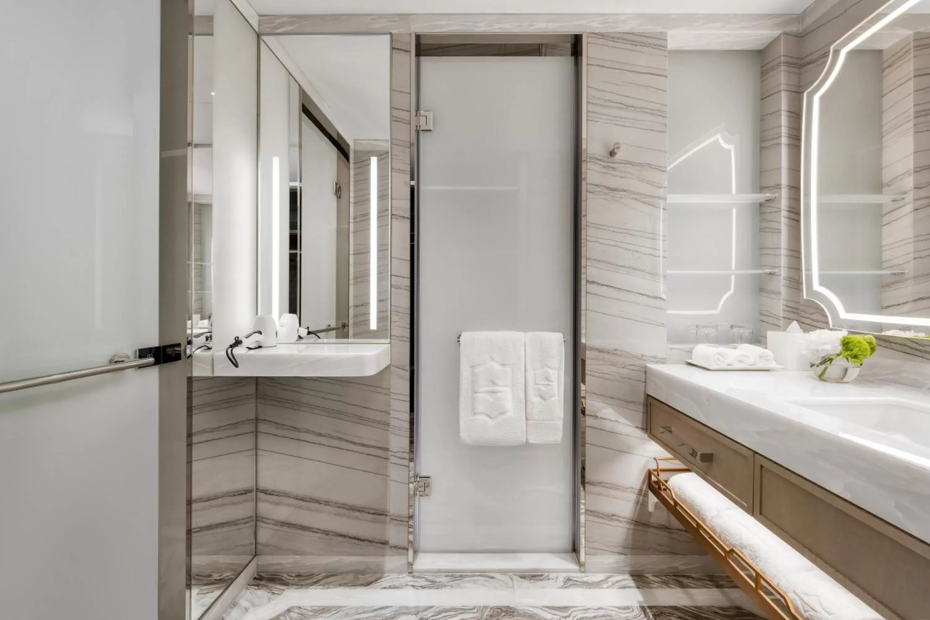 Bathroom in Island Shangri-La, Hong Kong